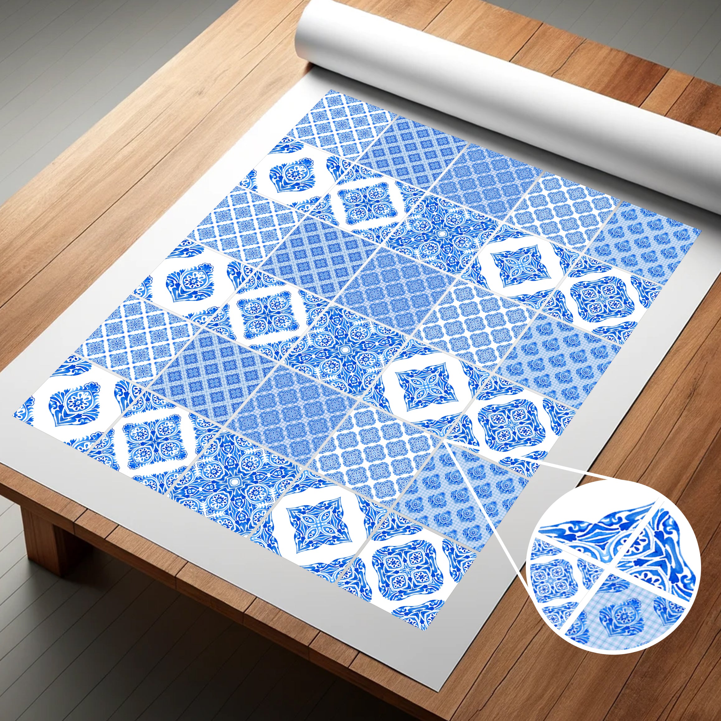 Blau-weißes Fliesenmuster mit floralen und geometrischen Designs.