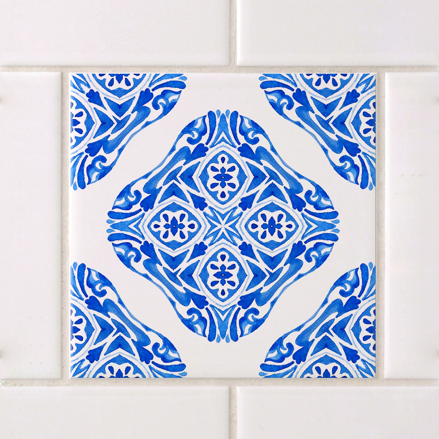 Blaue Fliese mit floralem Muster und dekorativen Details.