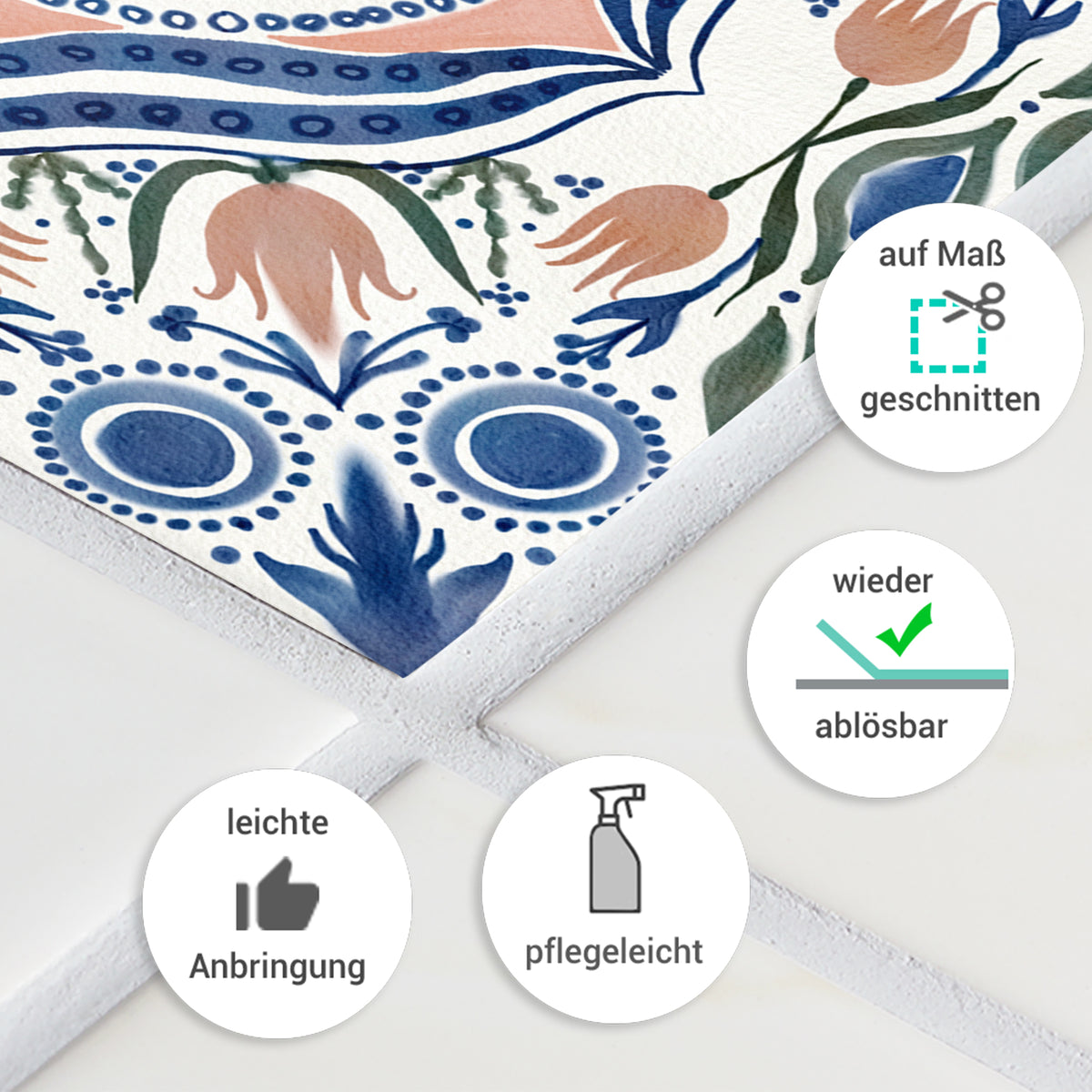 Fliesenaufkleber mit floralen Motiven in Blau und Rosa.