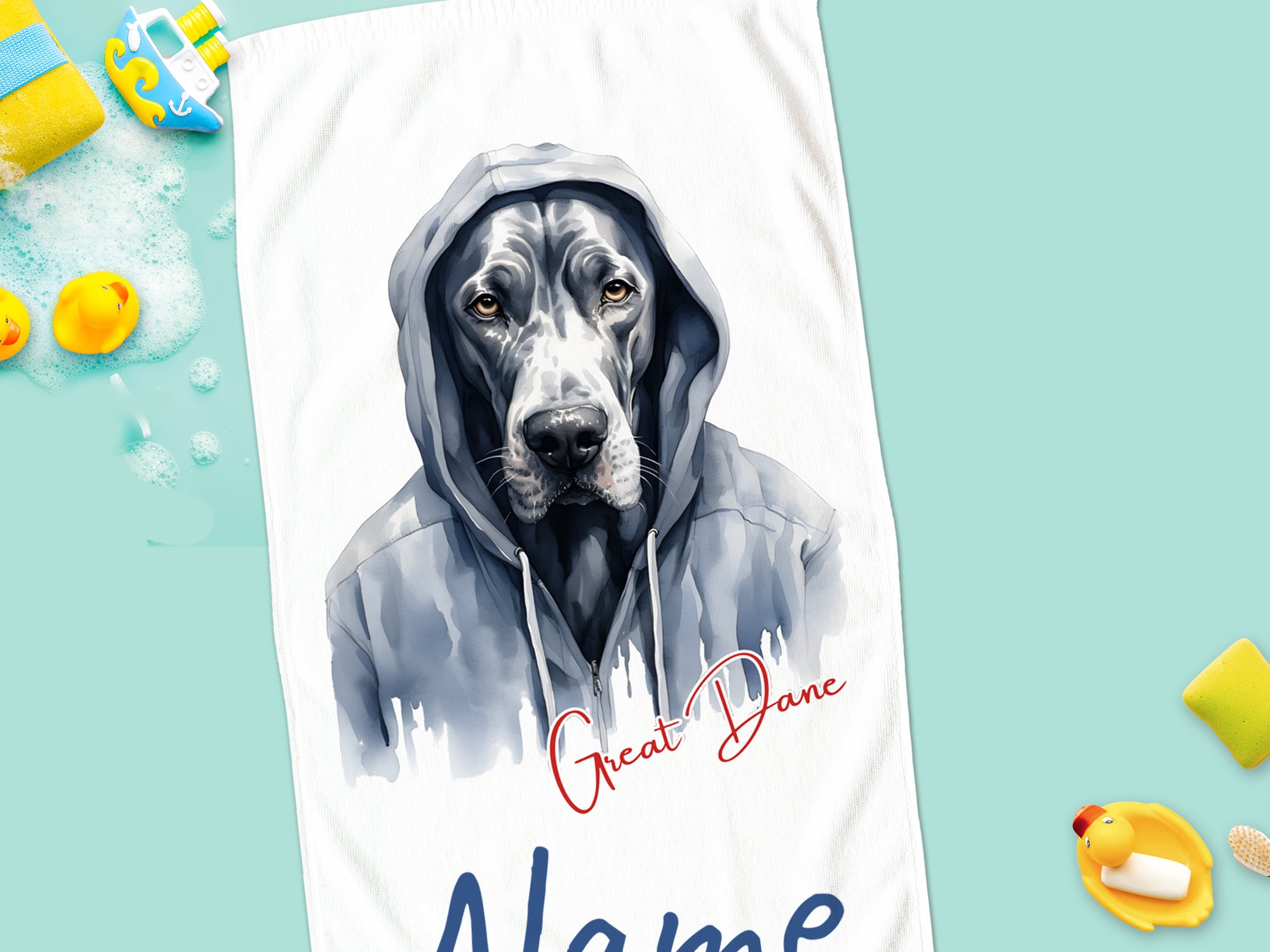 Handtuch mit großer Dogge in grauem Hoodie und personalisiertem Namen.