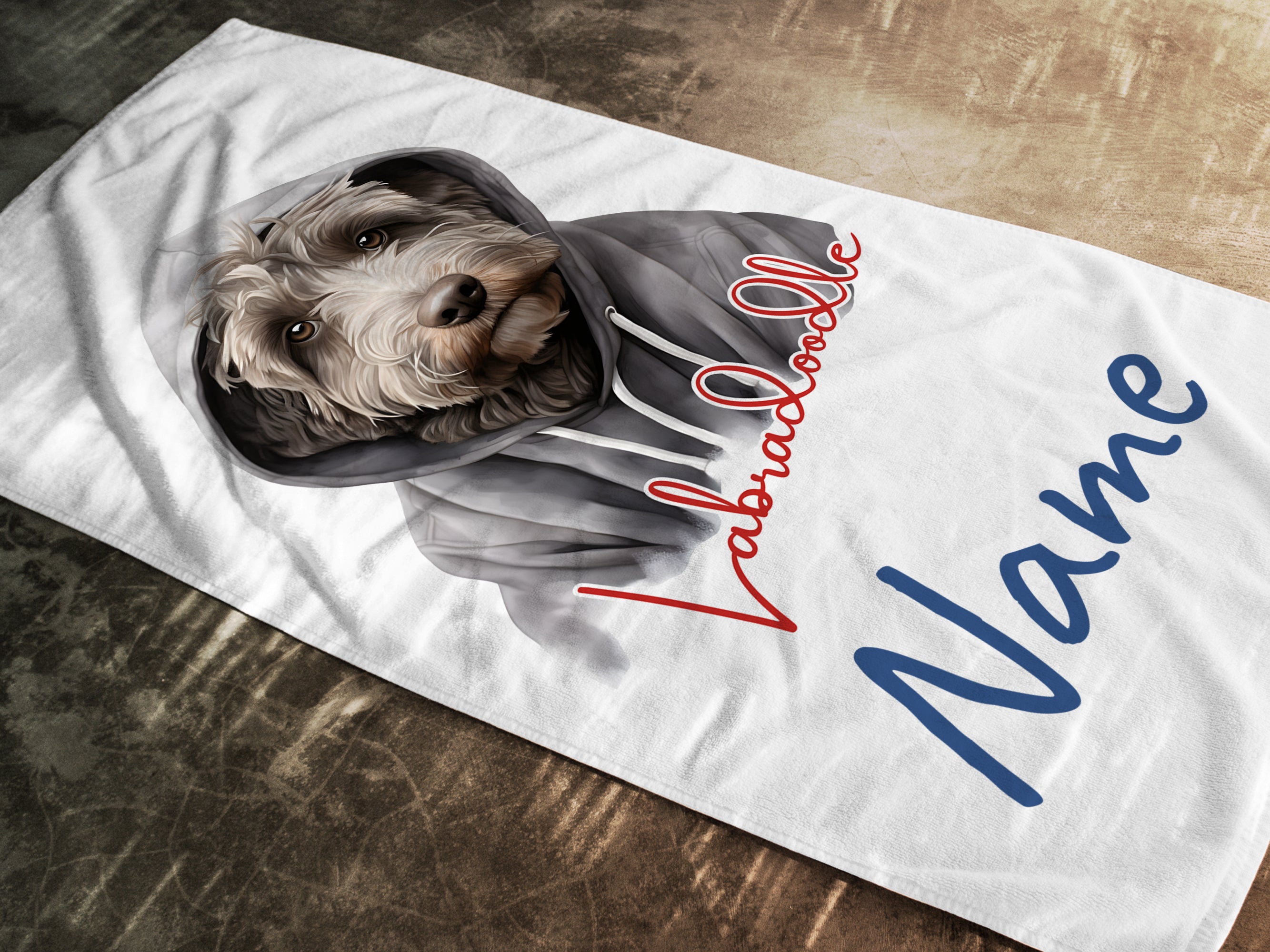 Labradoodle mit Kapuze auf weißem Hintergrund, personalisierbar.