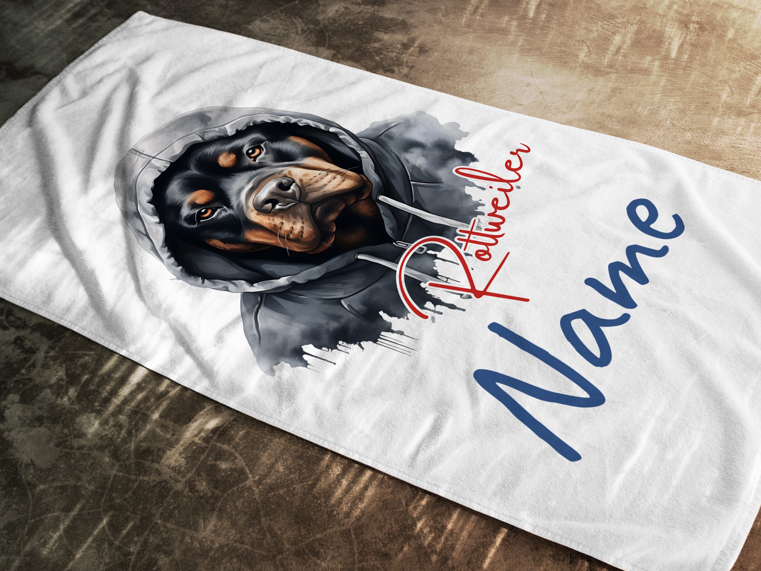 Rottweiler-Hund mit Kapuze auf weißem Hintergrund, personalisierbar.