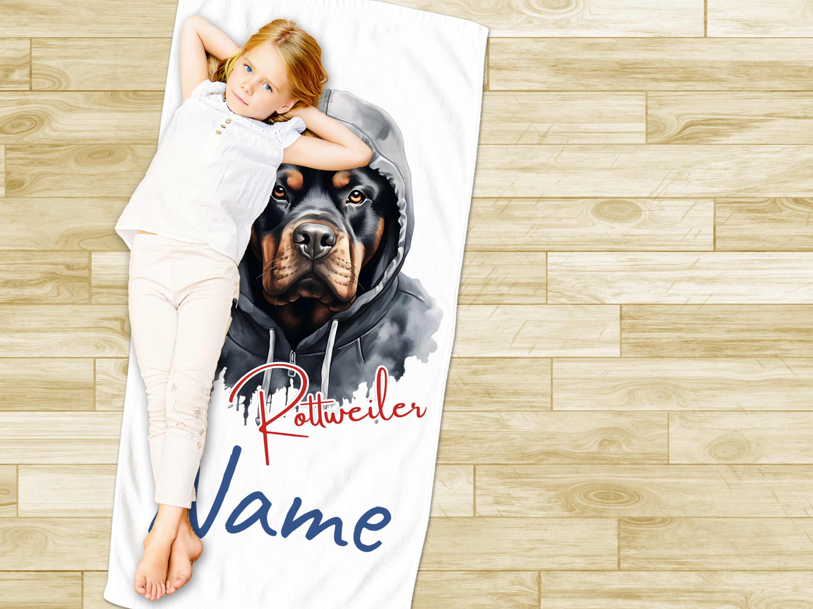 Rottweiler-Badetuch mit personalisierbarem Namen in Blau.