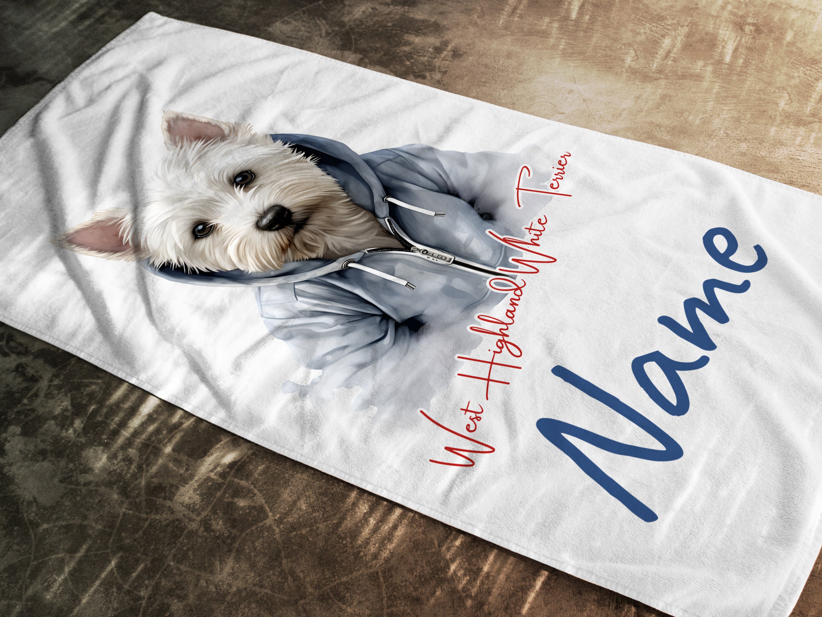 Weißes Handtuch mit Hund im Hoodie und personalisiertem Namen.
