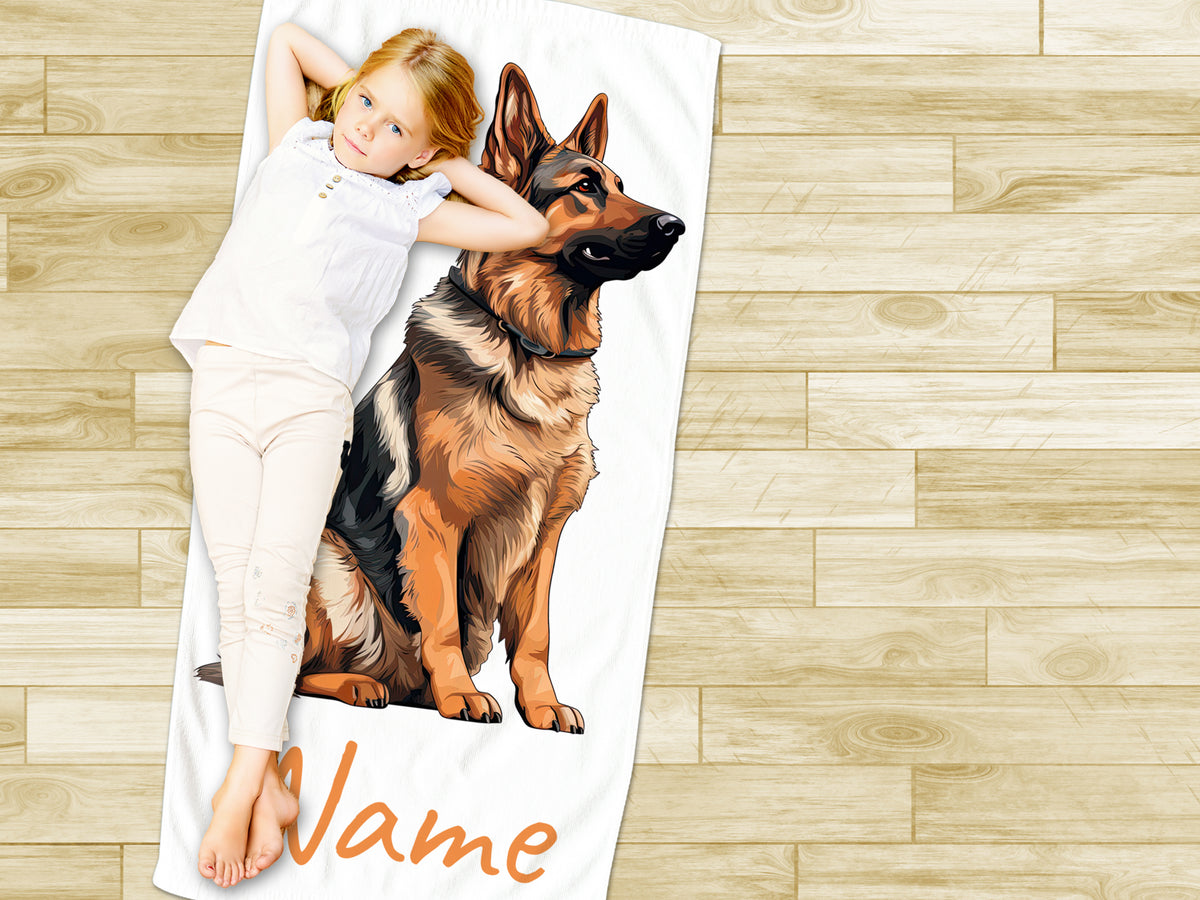 Mädchen liegt auf einem Handtuch mit Schäferhund-Motiv.