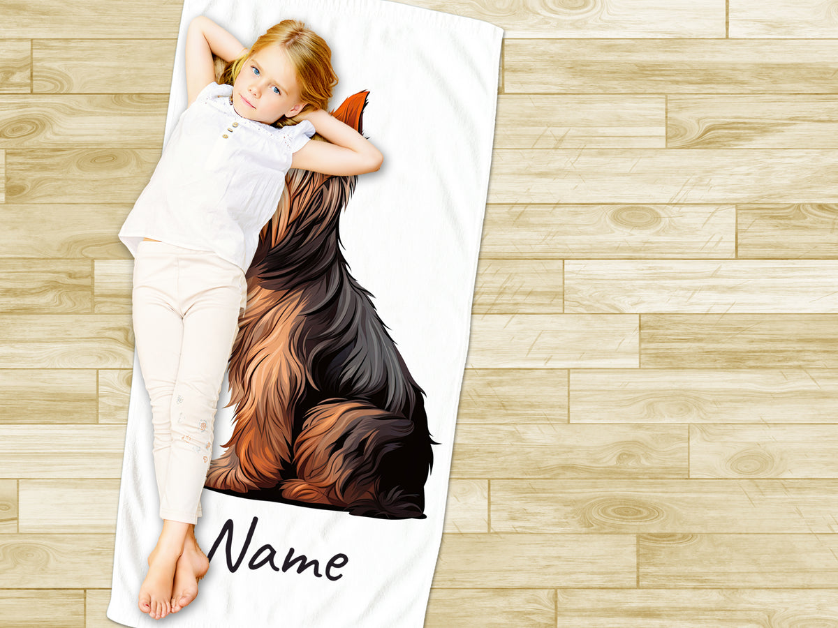 Mädchen auf Handtuch mit Yorkshire Terrier und Name.