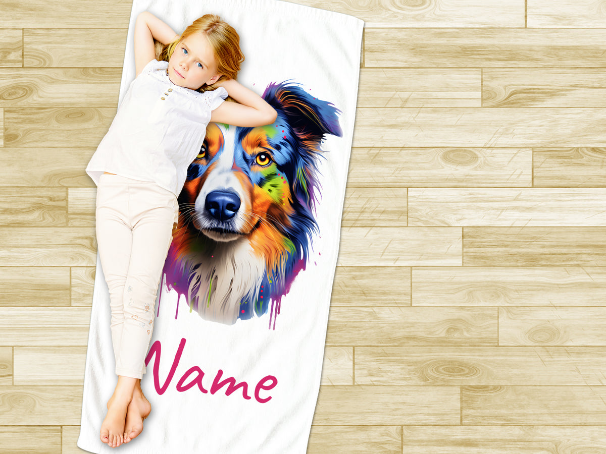Buntes Handtuch mit Hundemotiv und personalisiertem Namen.
