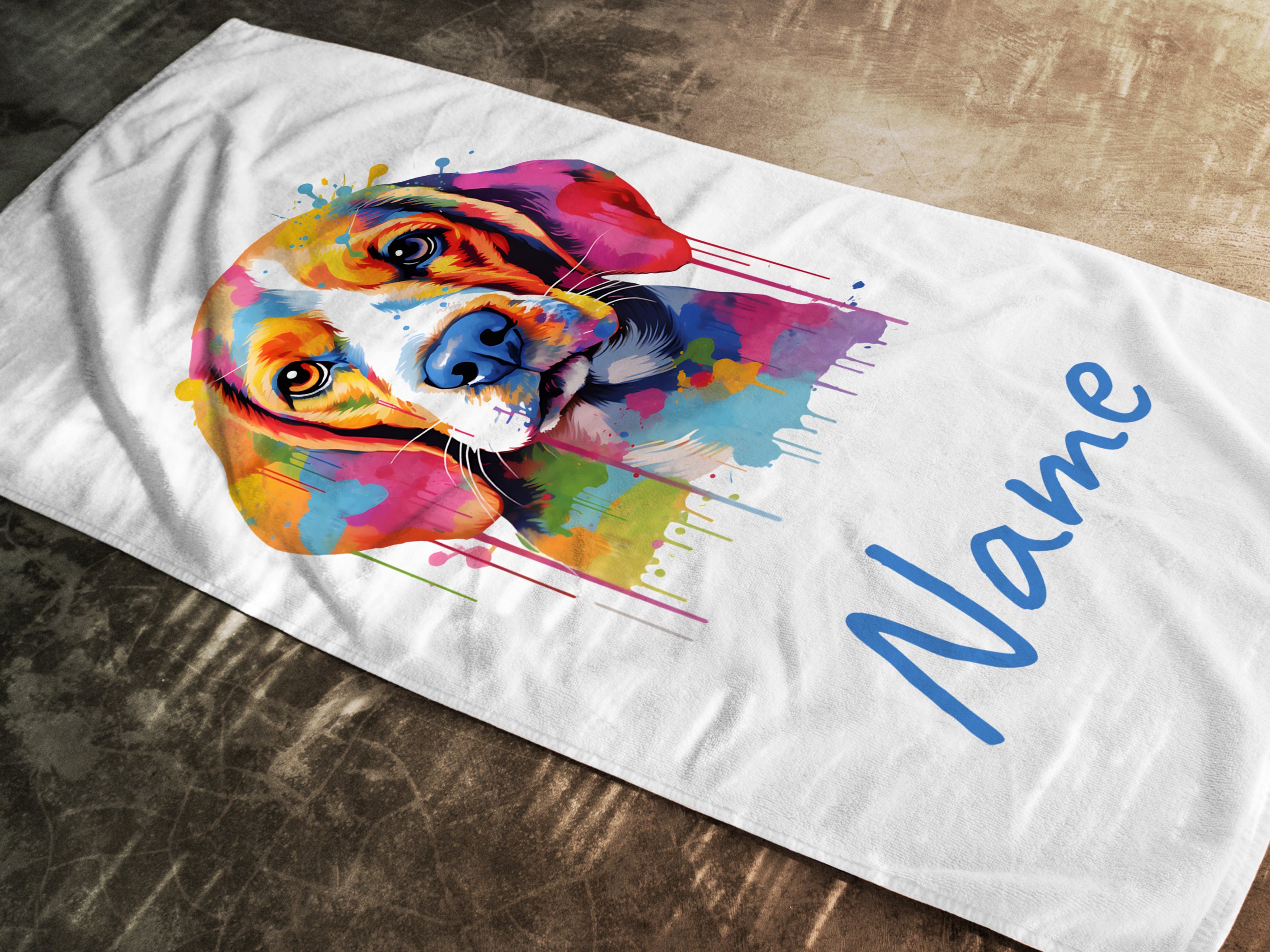 Bunt bedrucktes Handtuch mit Beagle-Motiv und Name.