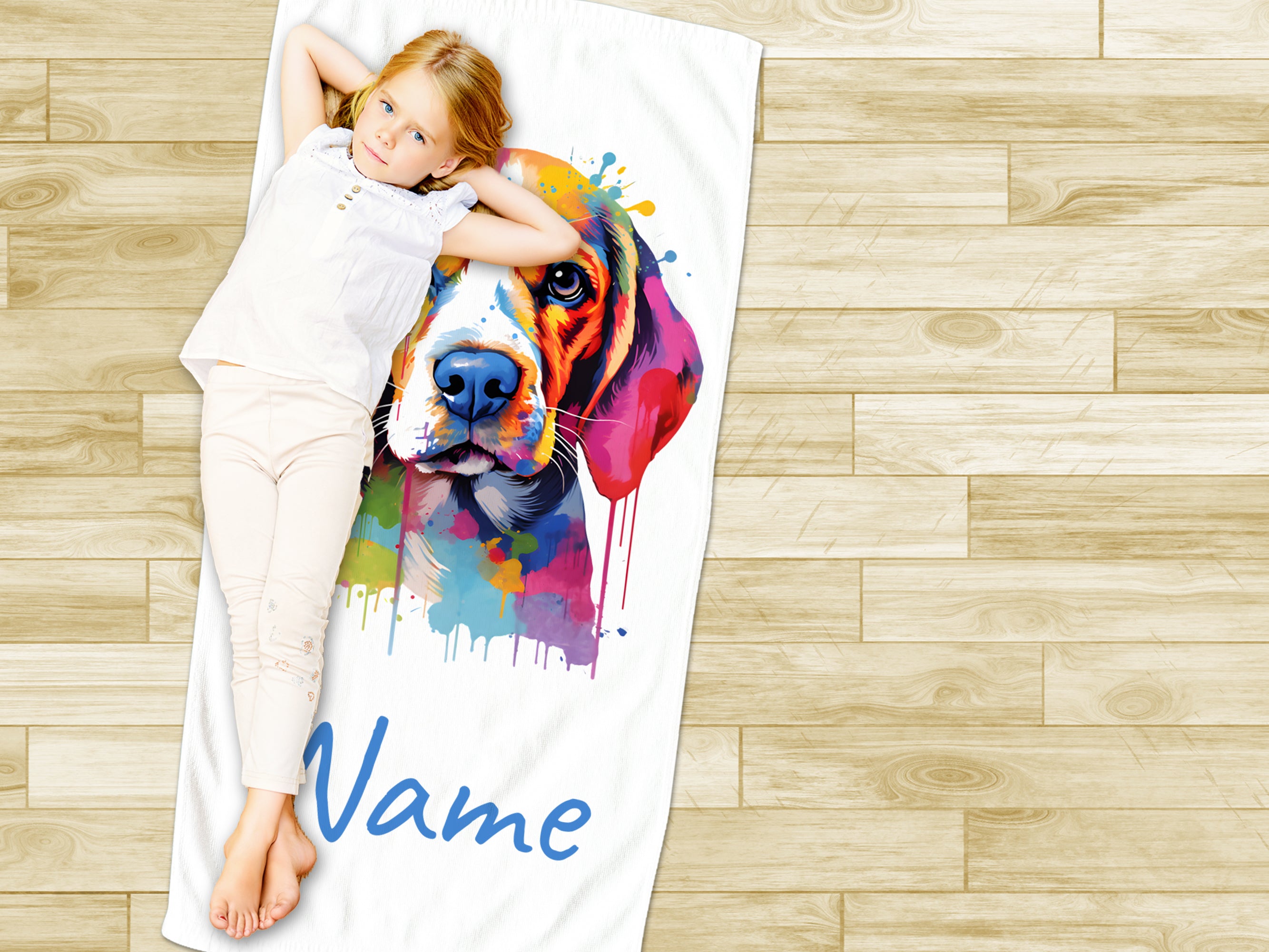 Buntes Handtuch mit Beagle-Motiv und personalisiertem Namen.