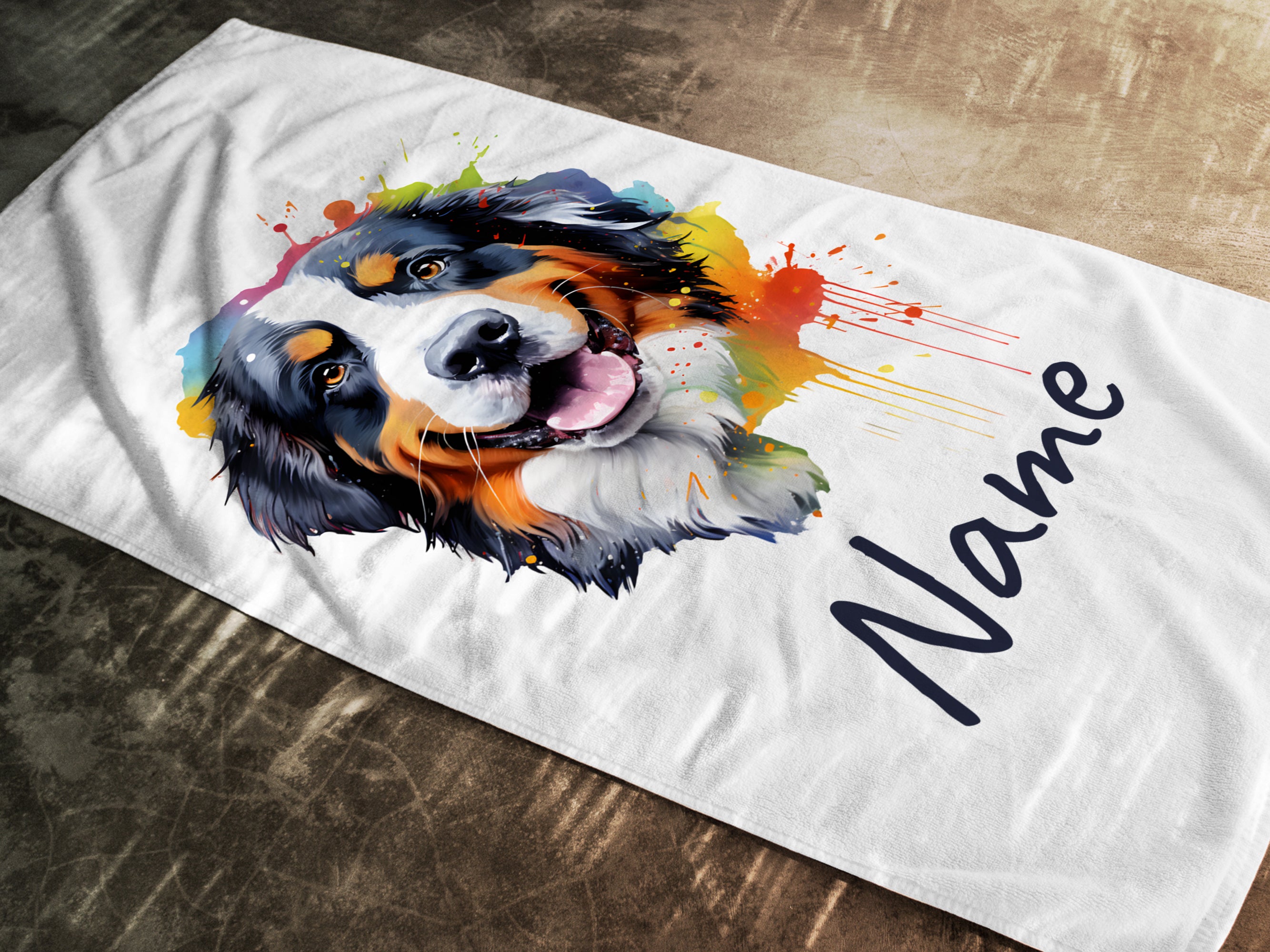 Badehandtuch mit buntem Berner Sennenhund-Motiv und Name.