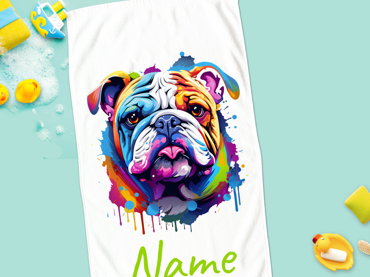 Buntes Handtuch mit Bulldoggen-Motiv und personalisiertem Namen.