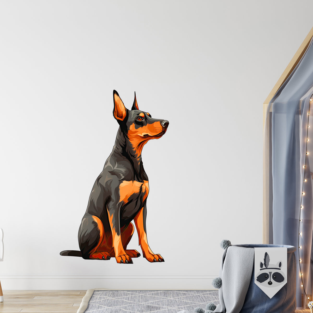 Schwarzer und orangefarbener Hund, sitzend an Wand.