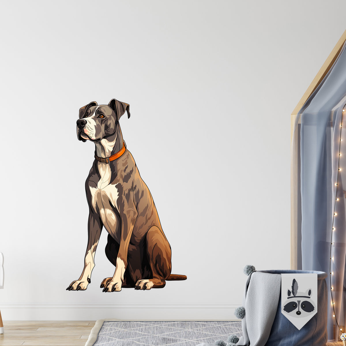 Brauner Hund mit orangefarbener Halsband, sitzend.