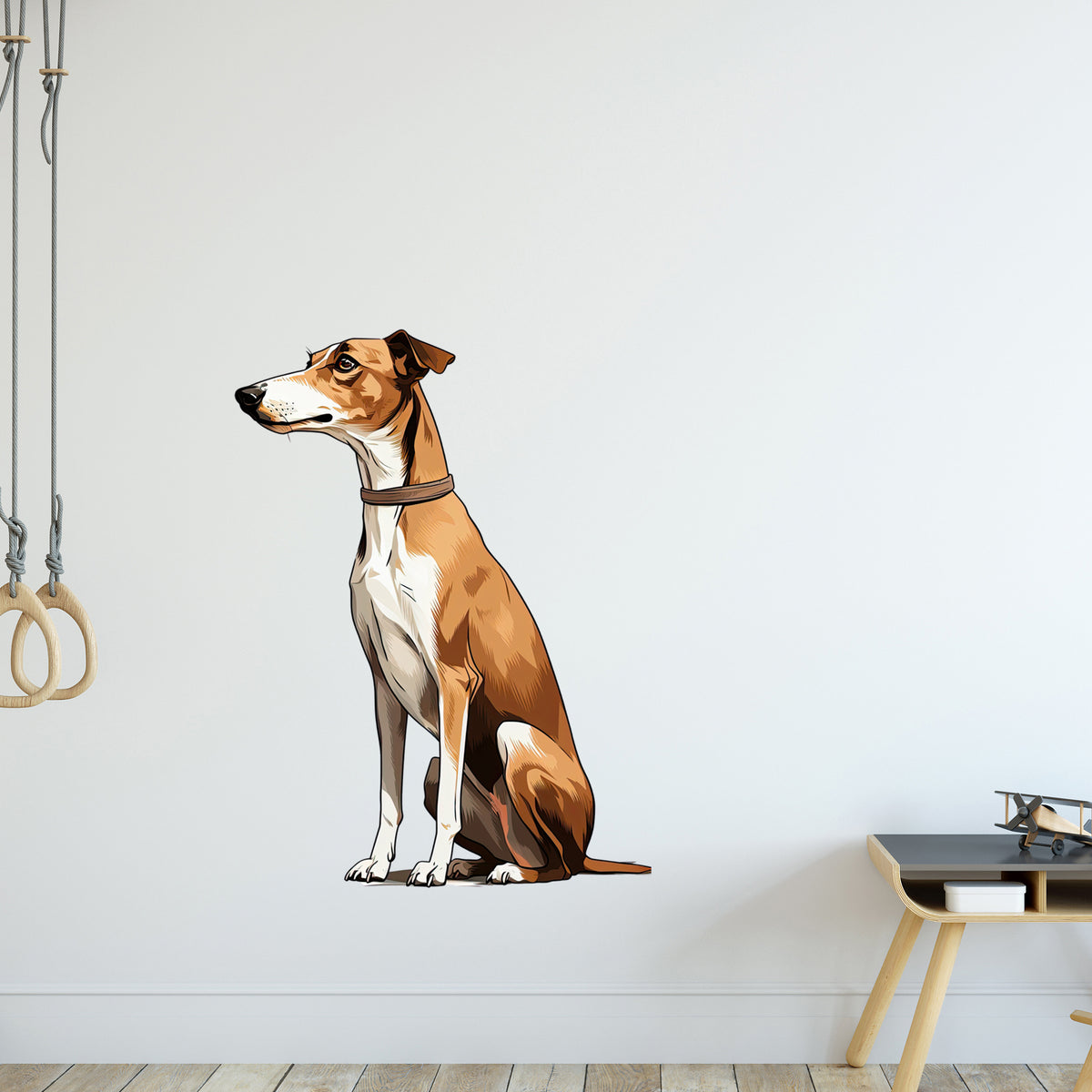 Brauner Hund mit weißen Flecken, sitzend an Wand.