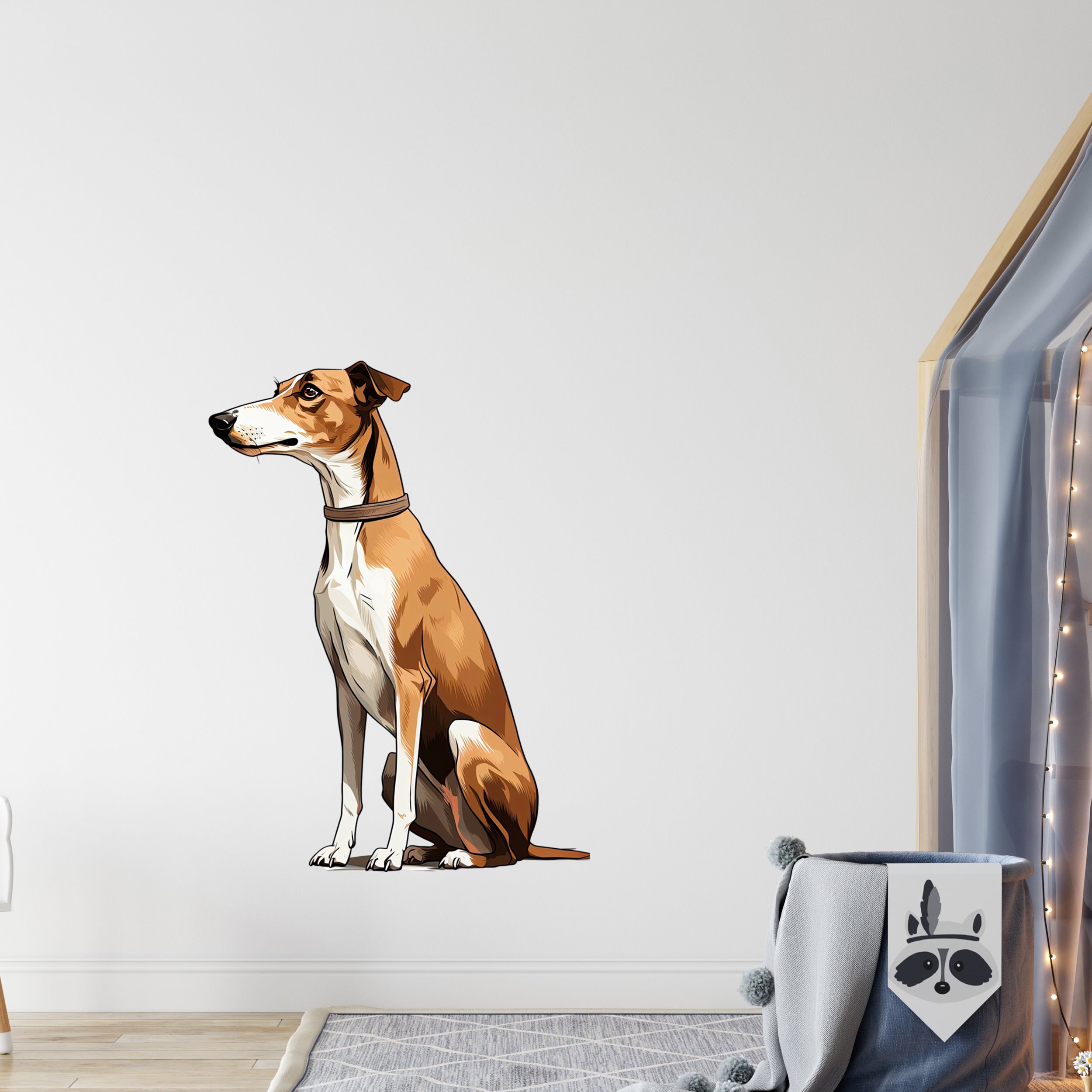 Brauner Hund mit weißen Flecken, sitzend an Wand.