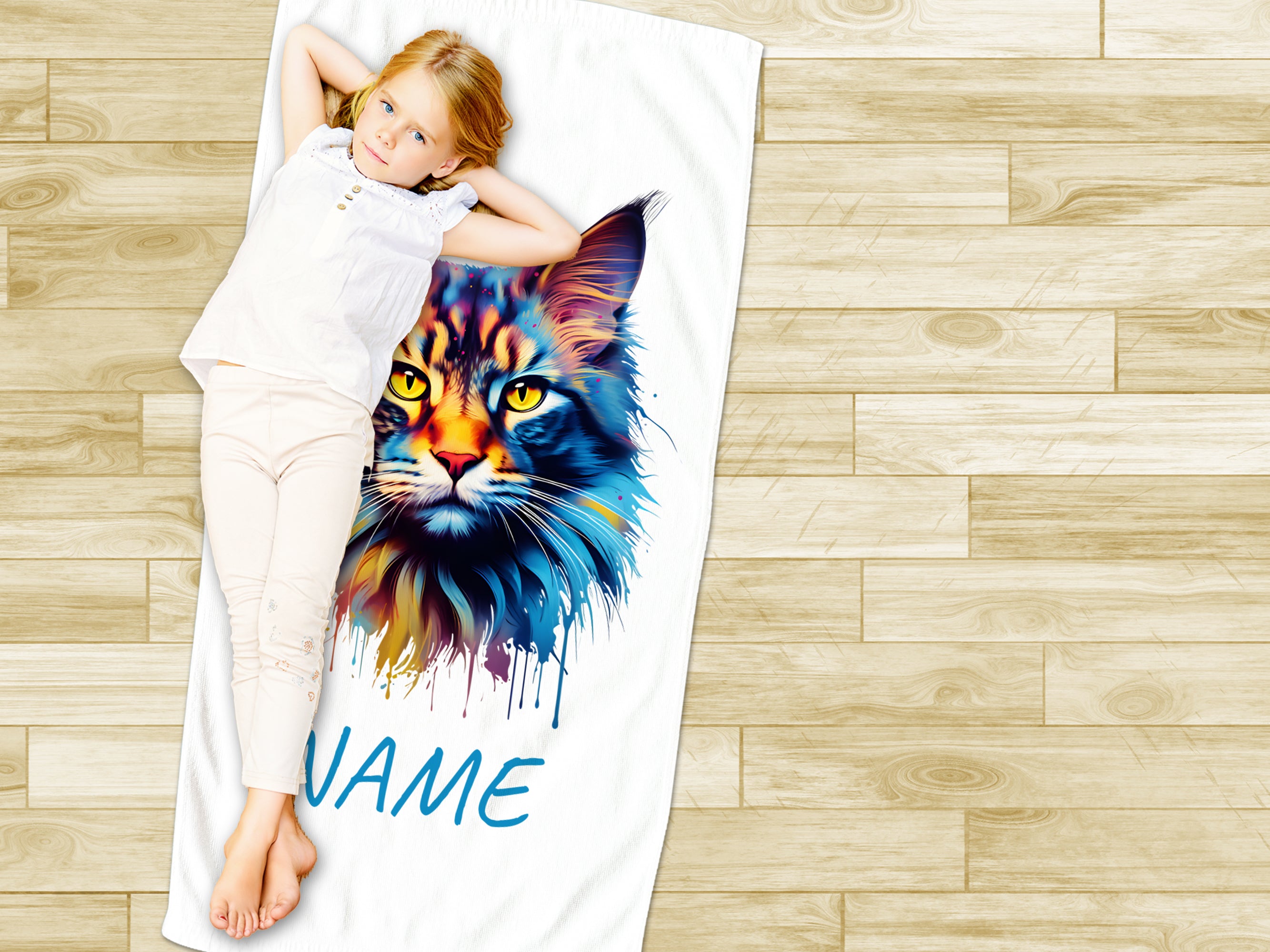 Buntes Handtuch mit Katzenmotiv und personalisiertem Namen.