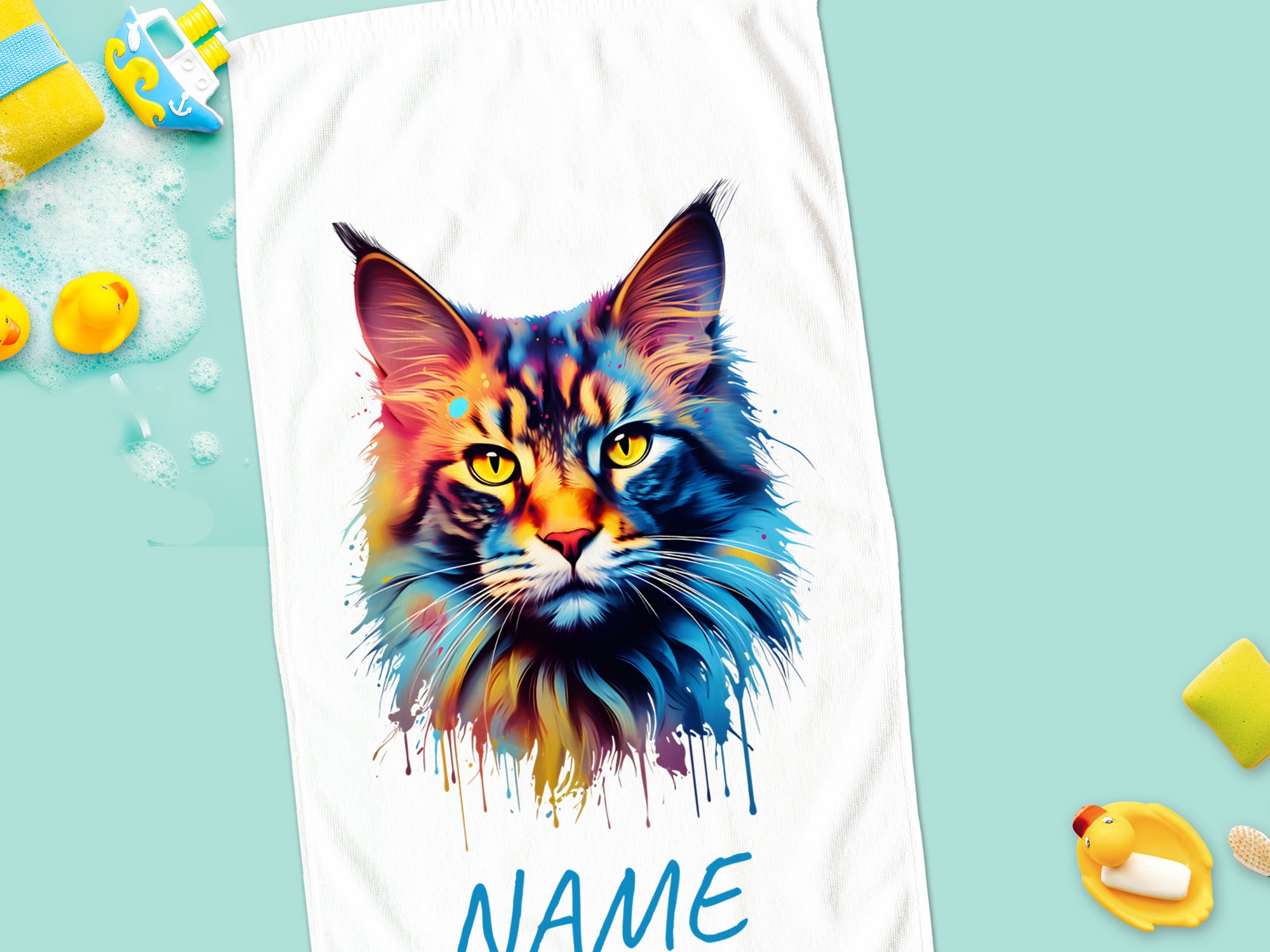 Bunt bedrucktes Handtuch mit Katzenmotiv und personalisierbarem Namen.