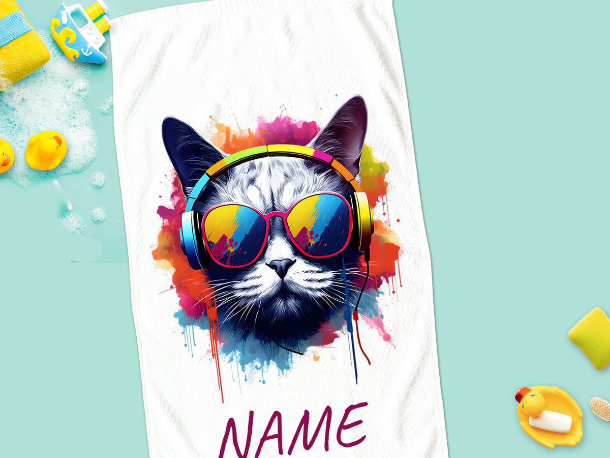 Bunte Badetuch mit Katzenmotiv und Sonnenbrille.