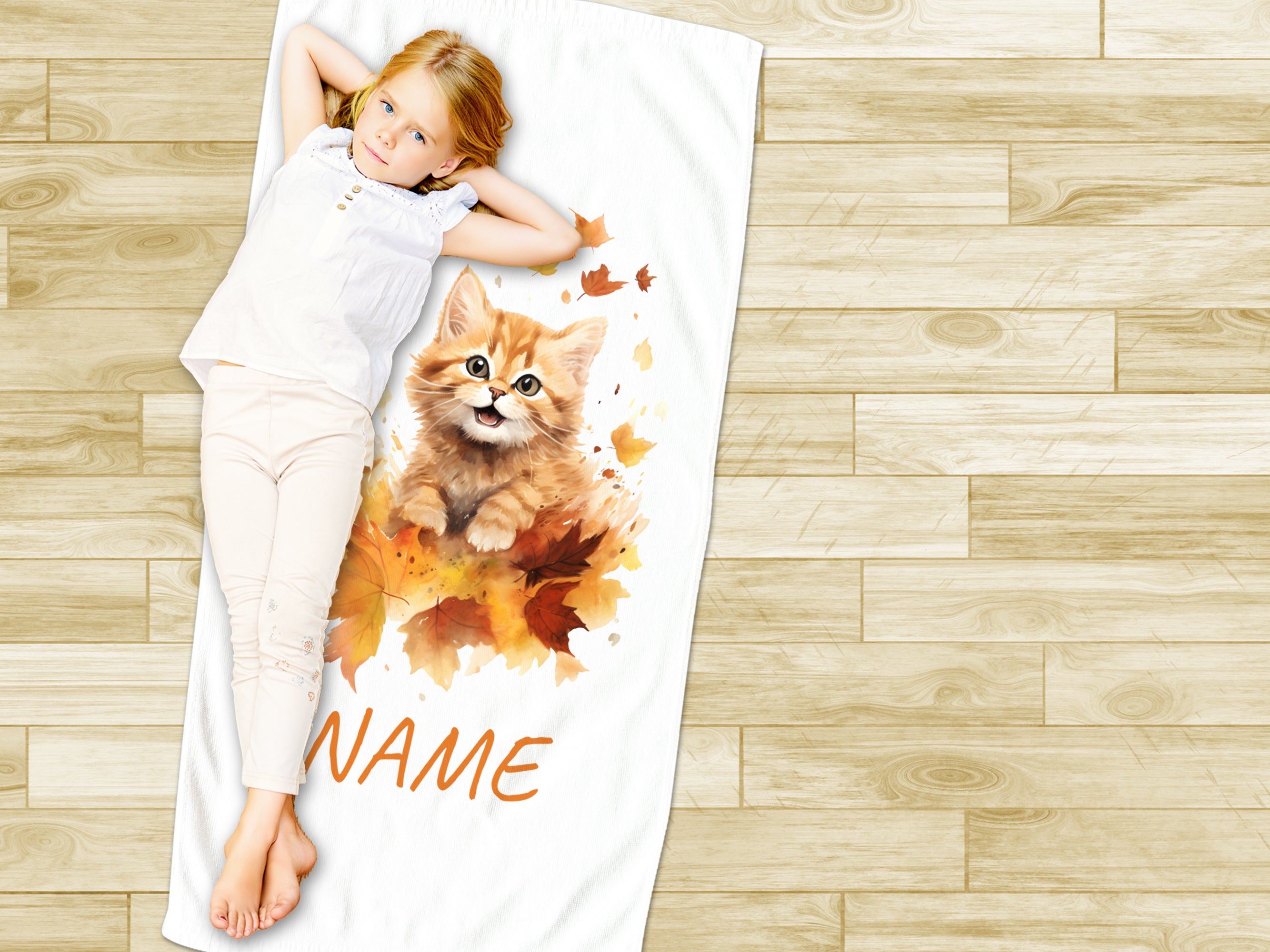 Weißes Handtuch mit Katzenmotiv und personalisierbarem Namen.