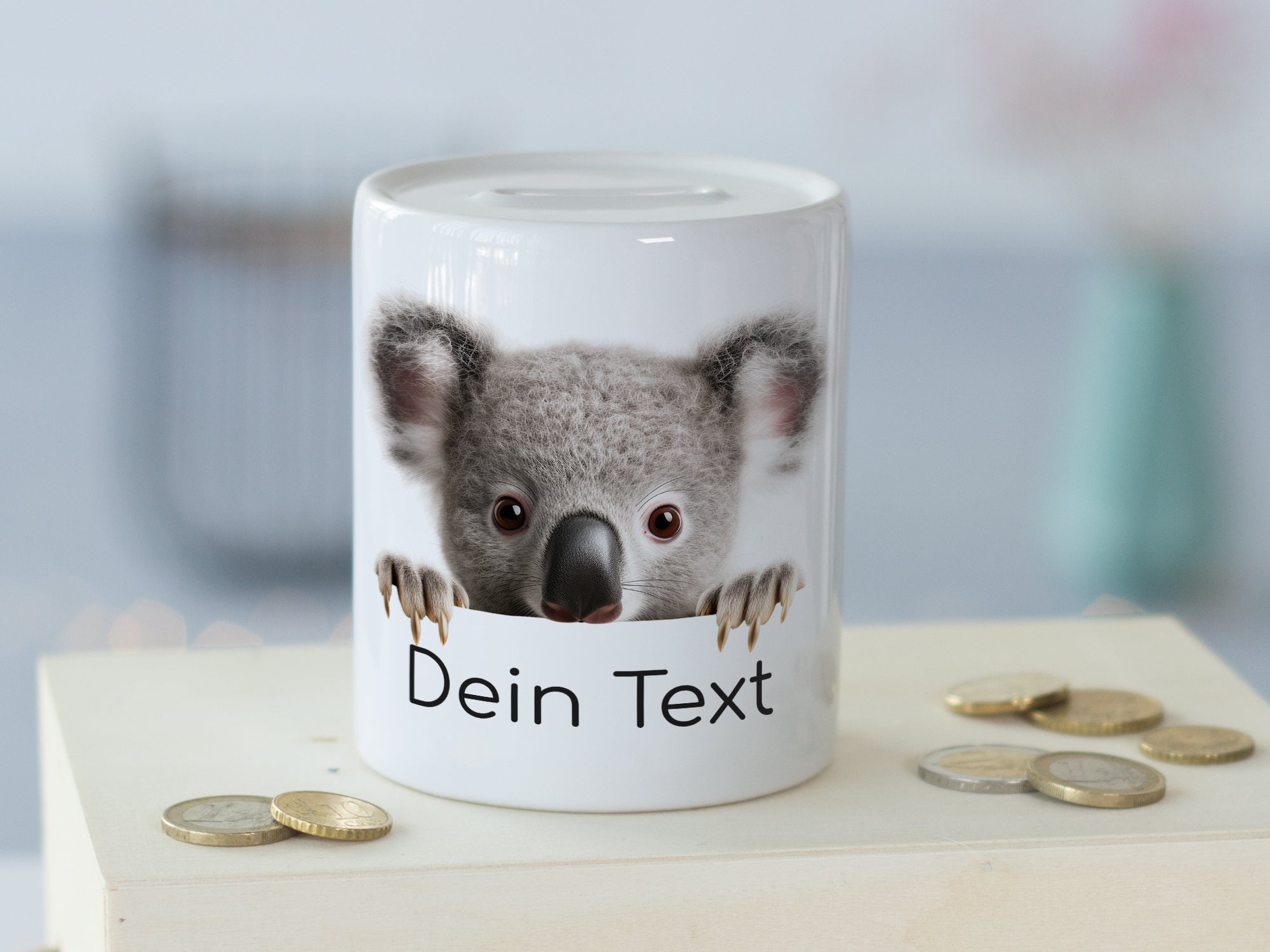 Weißes Sparschwein mit Koala-Motiv und personalisierbarem Text.