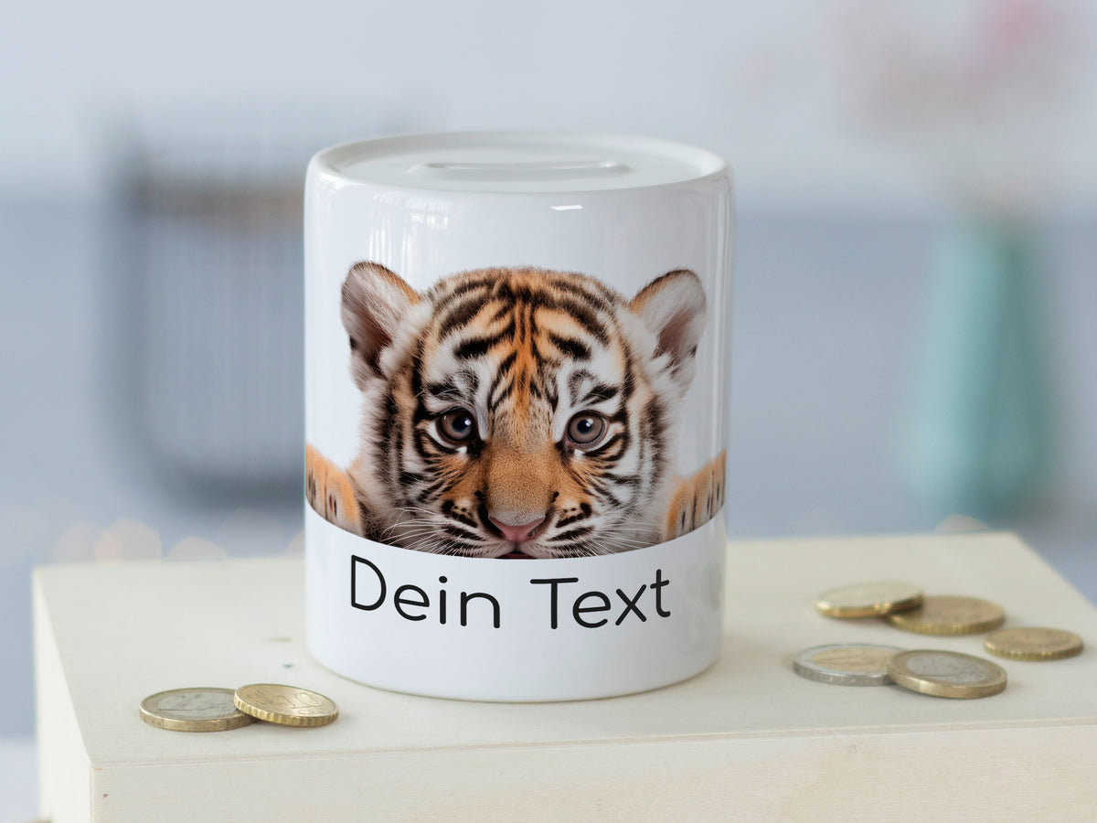 Spardose mit Tigermotiv und personalisierbarem Text.