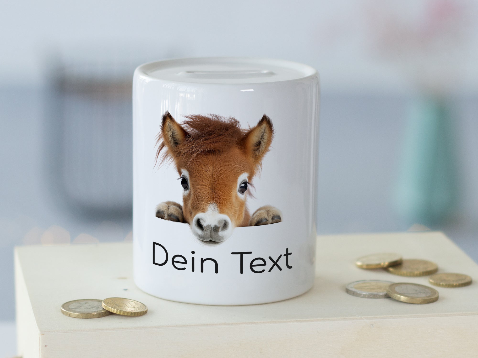 Weißes Sparschwein mit Pferdemotiv und personalisierbarem Text.