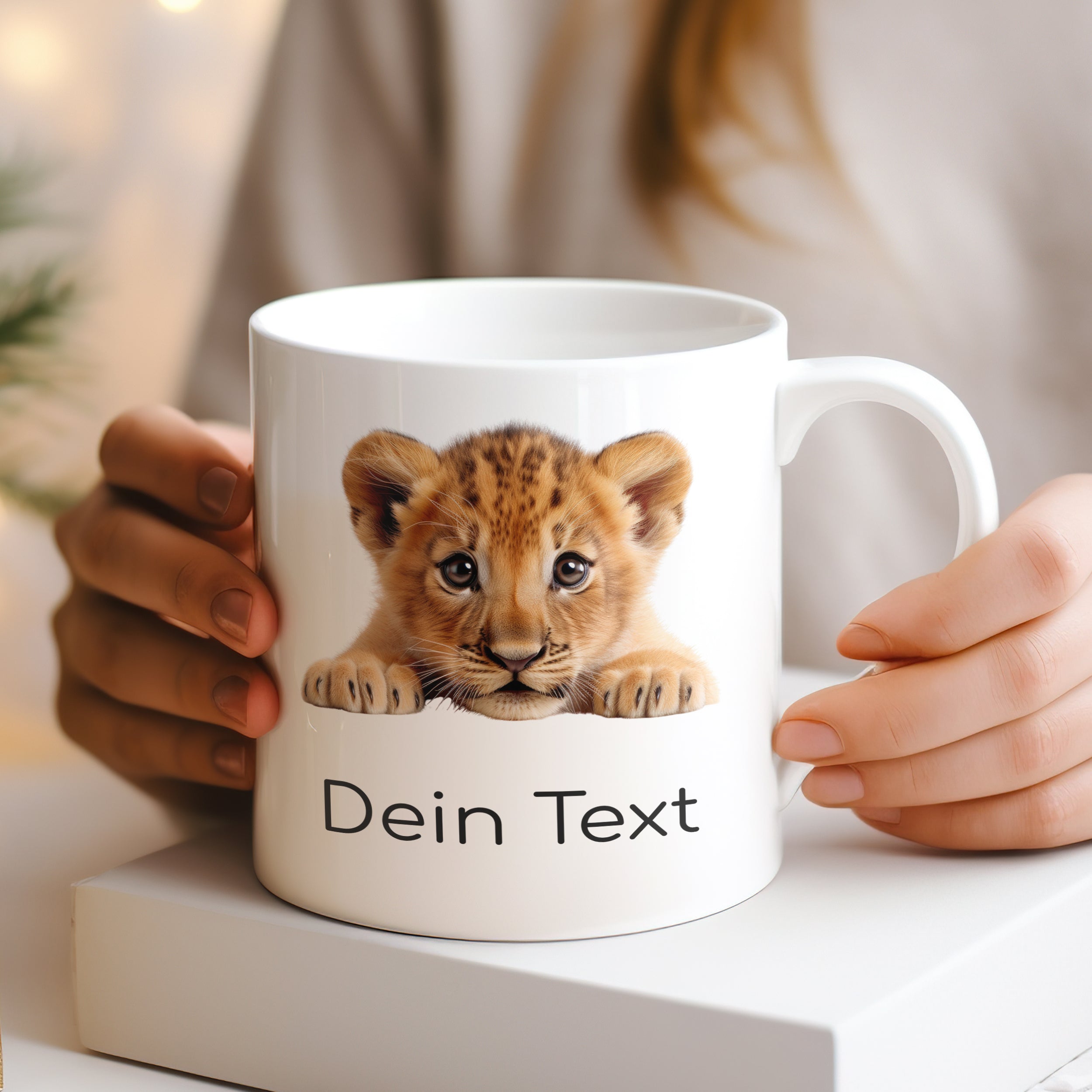 Weißer Becher mit Löwenbaby und personalisiertem Text.