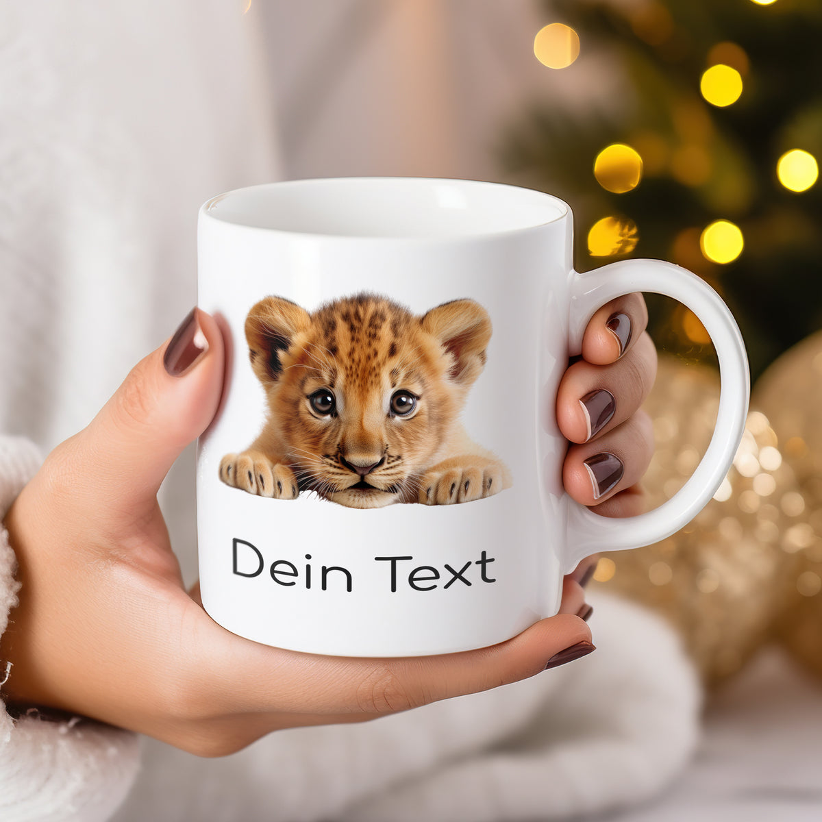 Weißer Becher mit Löwenjungtier und personalisiertem Text.