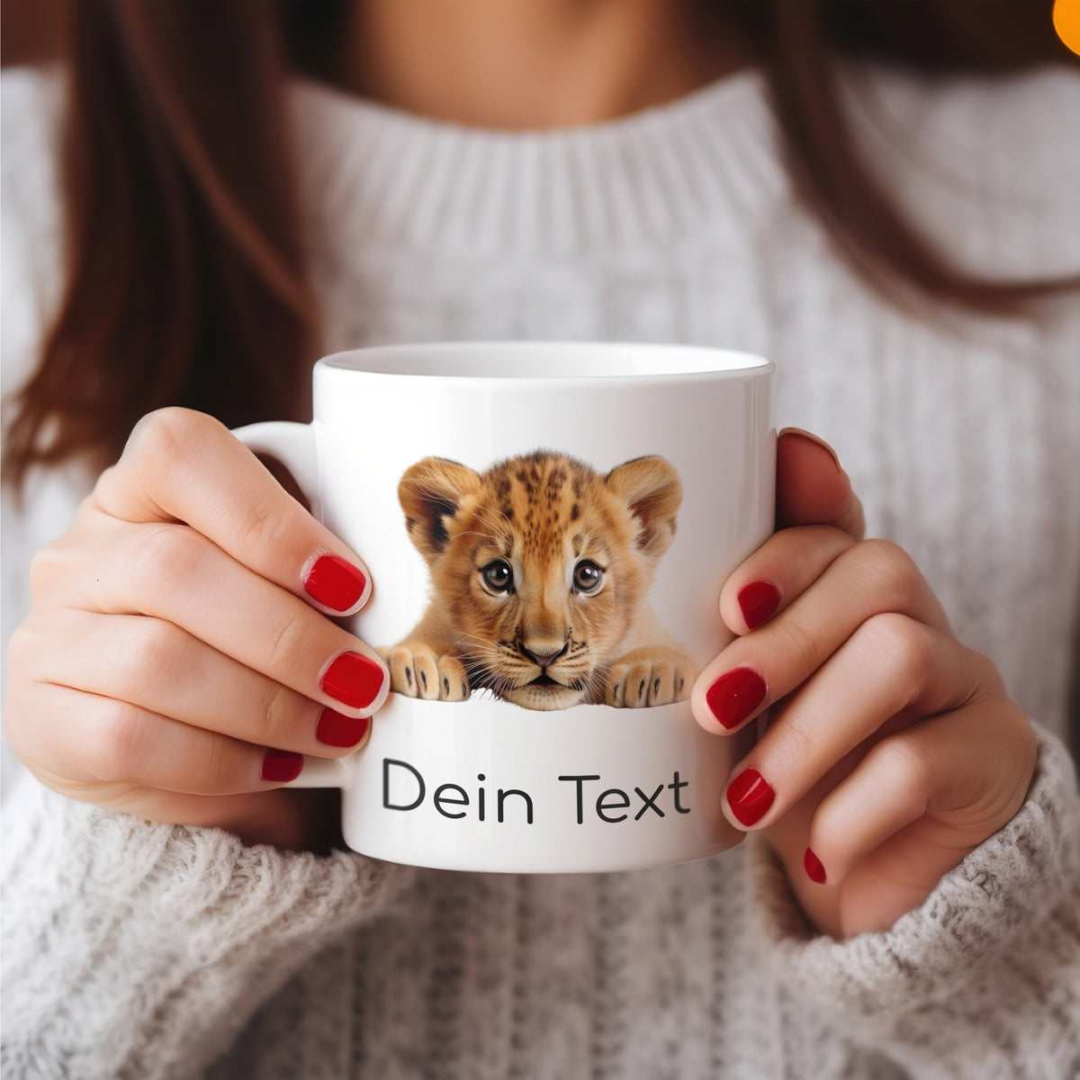 Weißer Becher mit Löwenjungtier und individuellem Text.