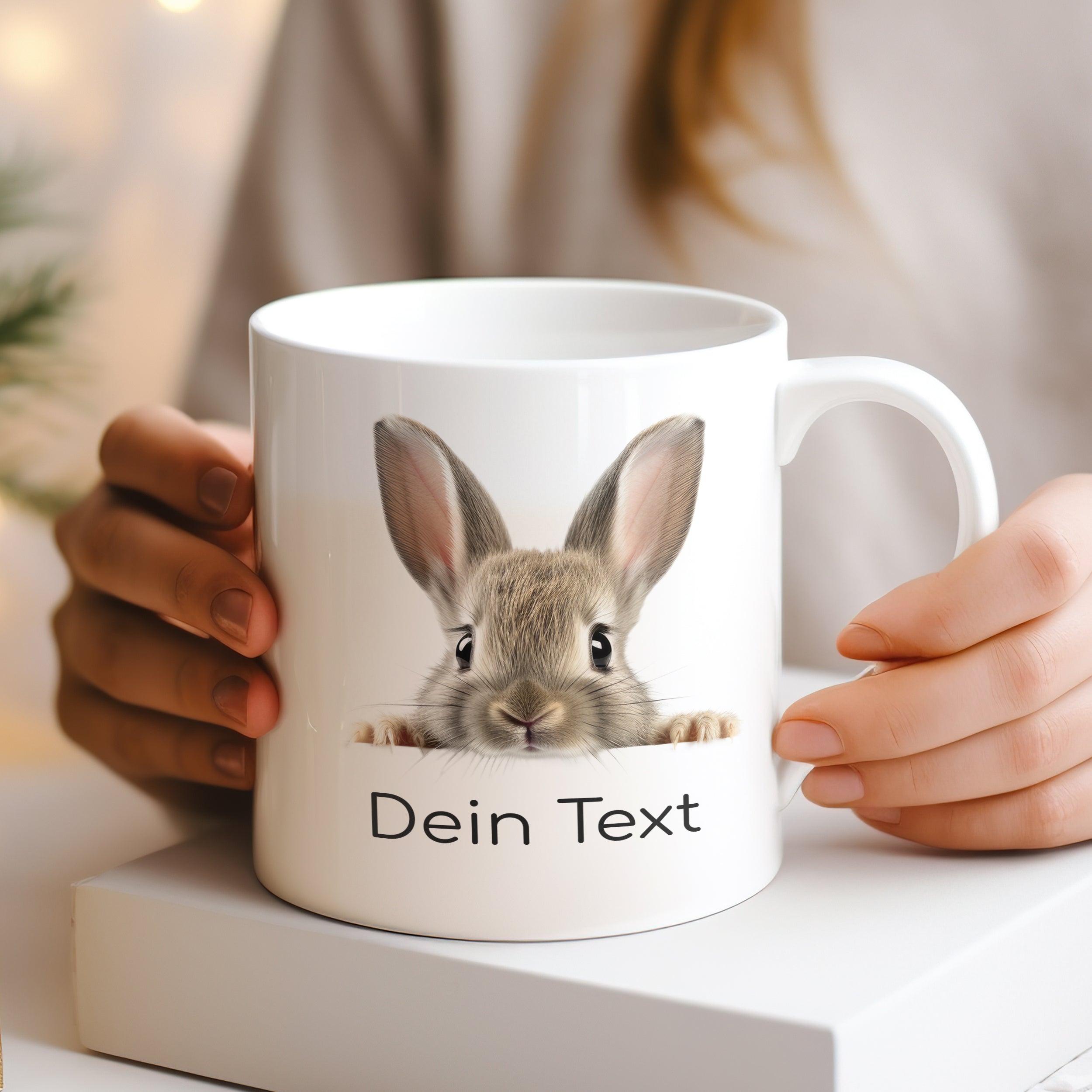 Weiße Tasse mit Kaninchenmotiv und personalisierbarem Text.