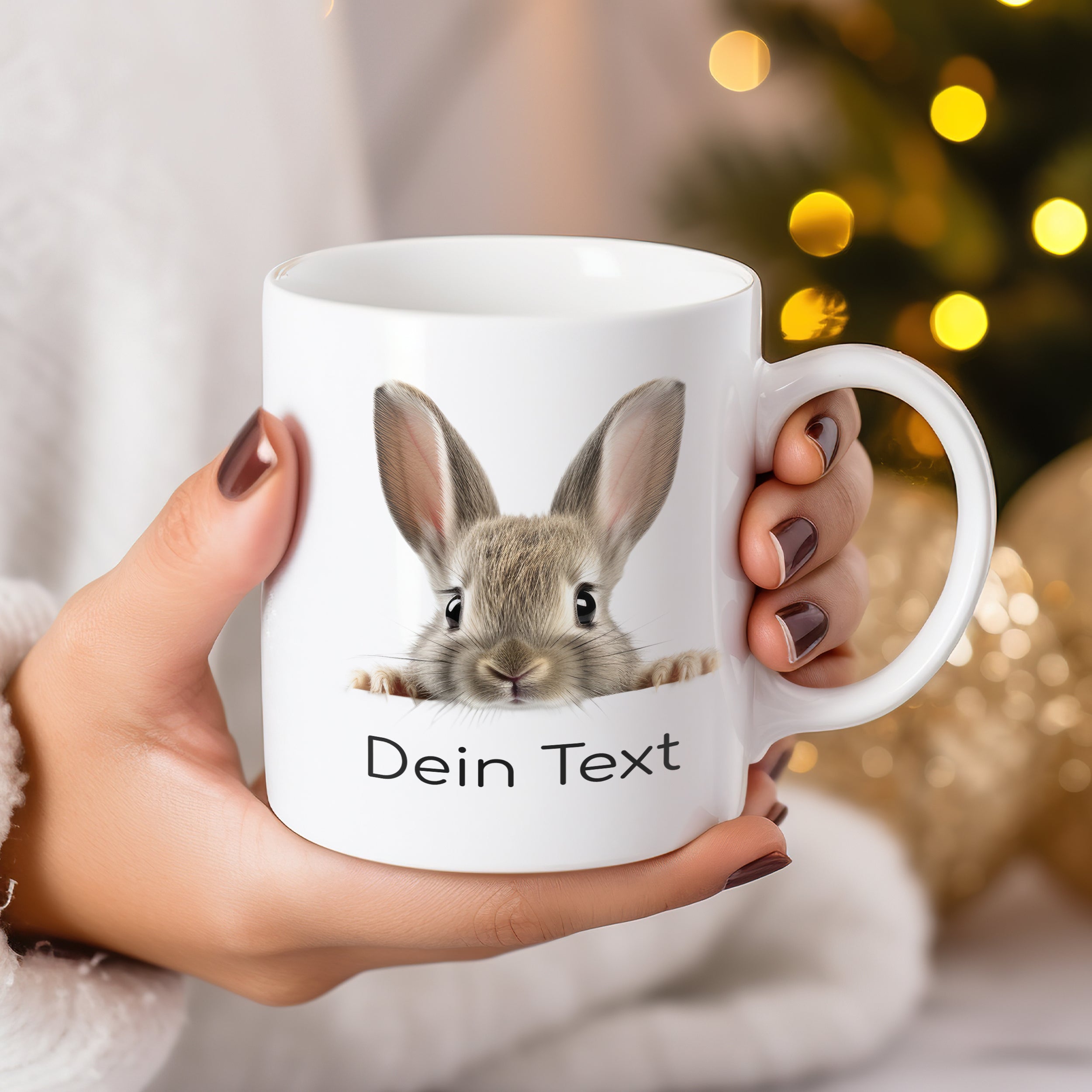 Weiße Tasse mit Kaninchenmotiv und personalisiertem Text.