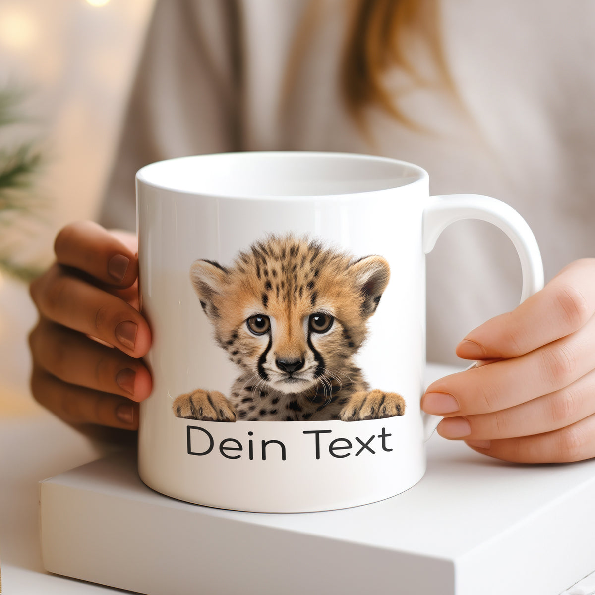 Weißer Becher mit Gepardenjungtier und personalisiertem Text.