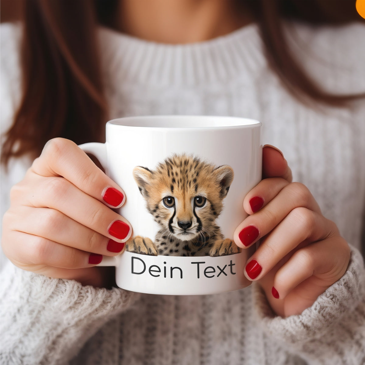 Tasse mit Gepardenmotiv und personalisiertem Text.