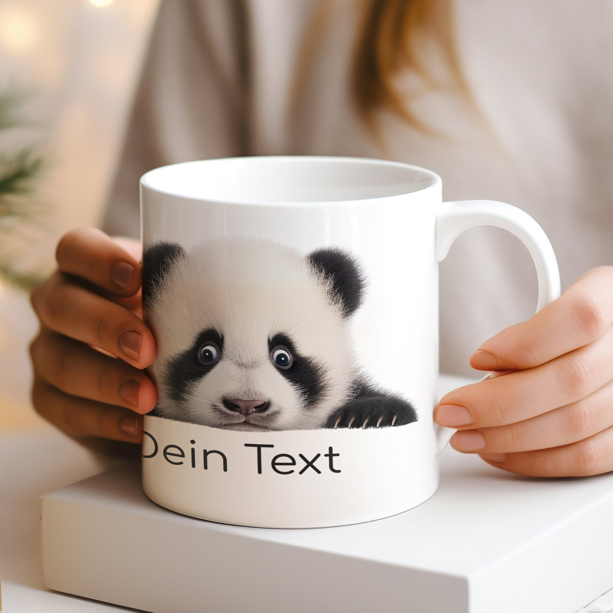 Weiße Tasse mit Panda-Motiv und personalisiertem Text.