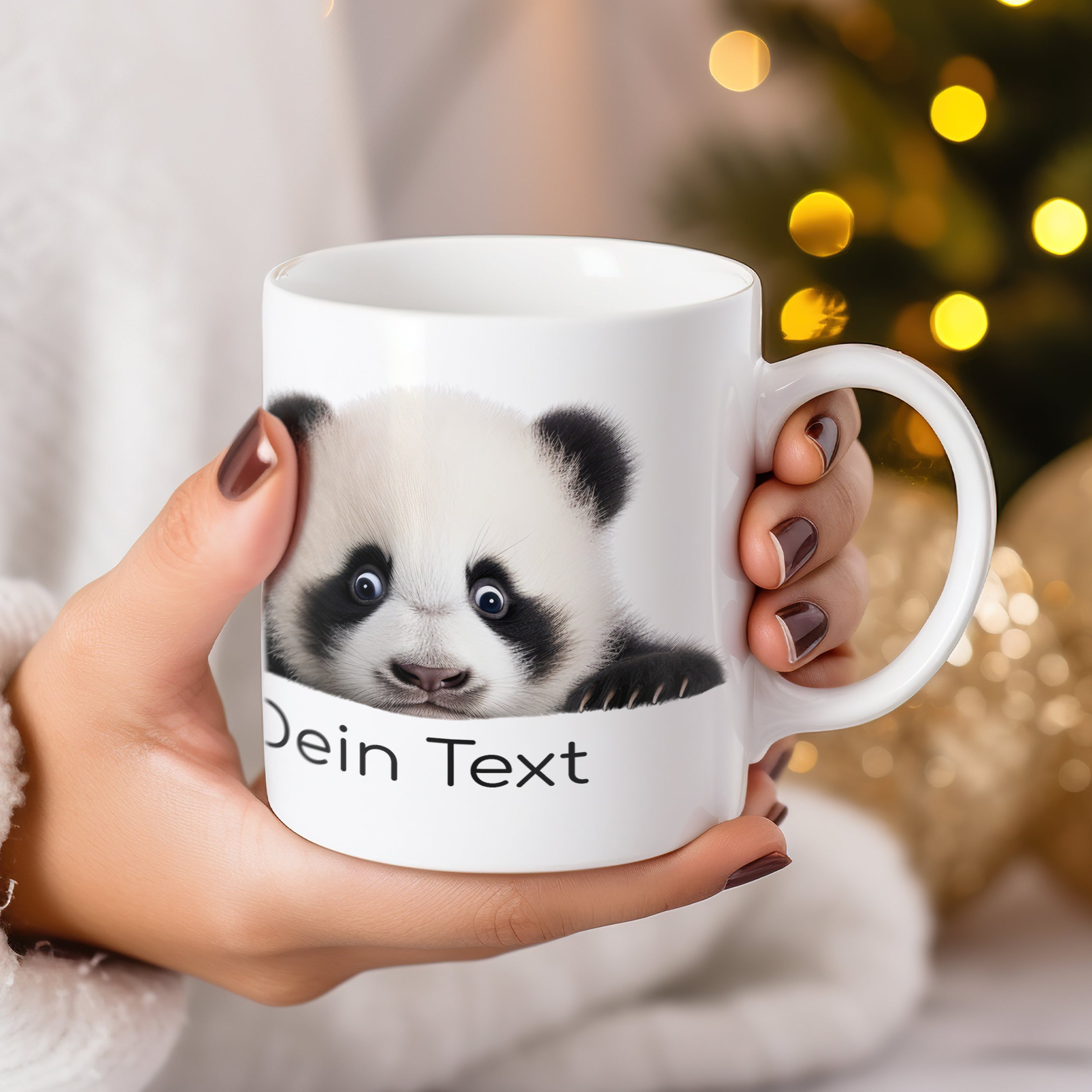 Weißer Becher mit Panda-Motiv und personalisiertem Text.