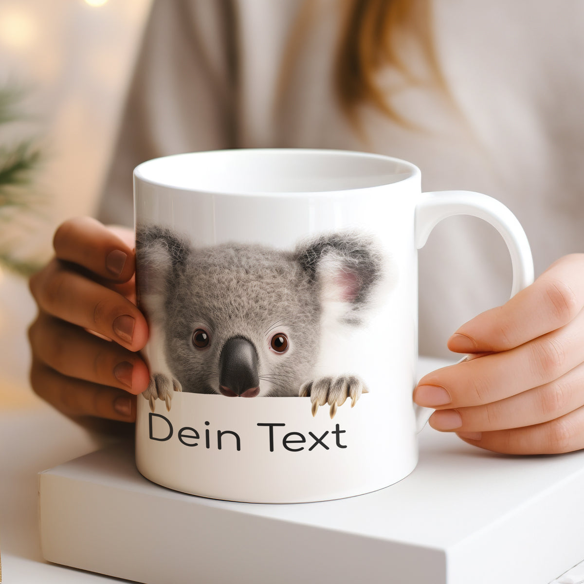 Weißer Kaffeebecher mit Koala und personalisiertem Text.