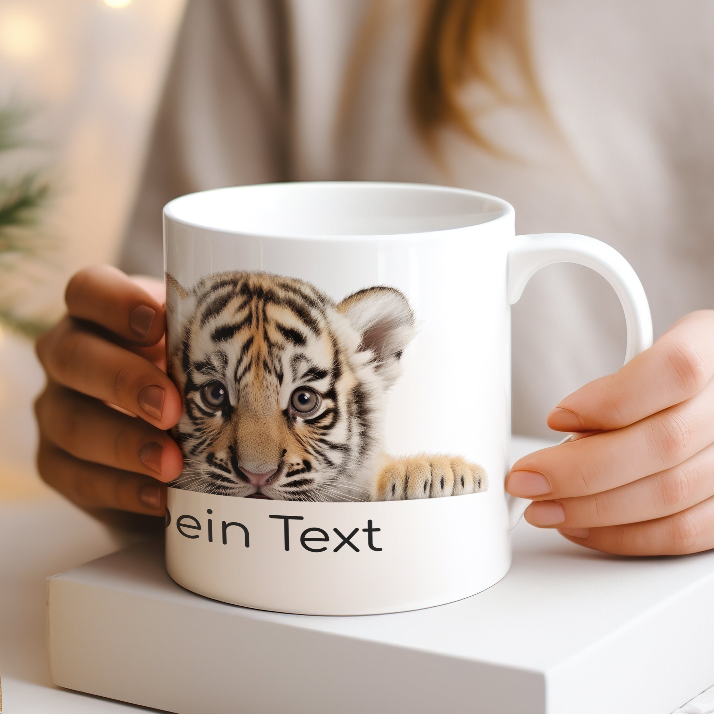 Tasse mit Tigerkopf-Design und personalisiertem Text.