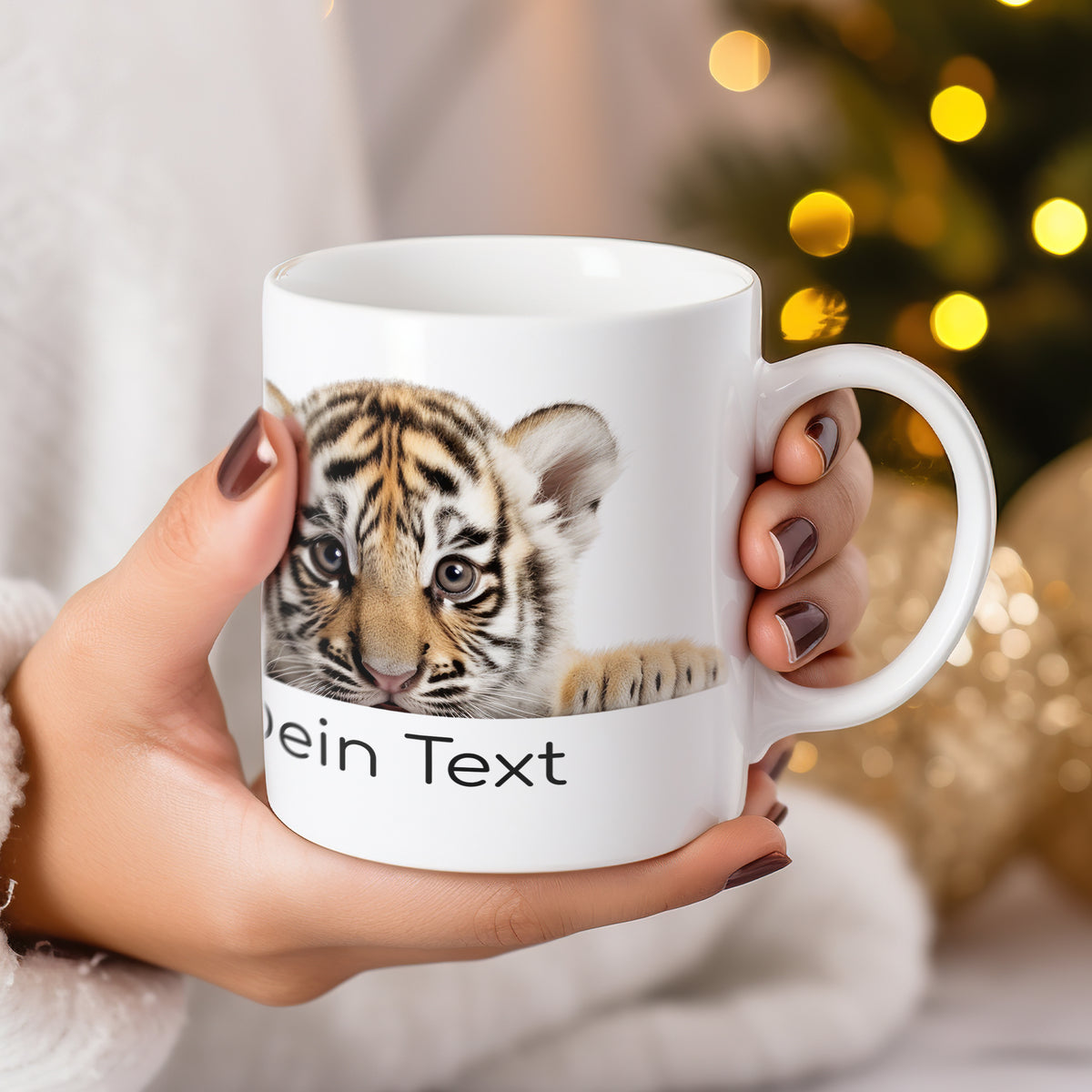 Weißer Becher mit Tigerkopf und personalisiertem Text.