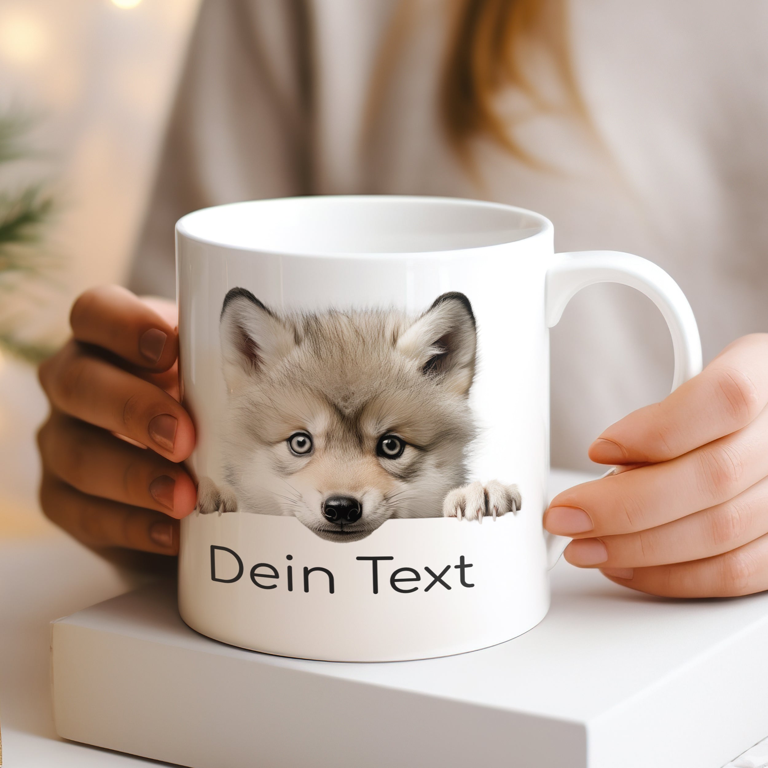 Weißer Becher mit Wolfsmotiv und personalisiertem Text.