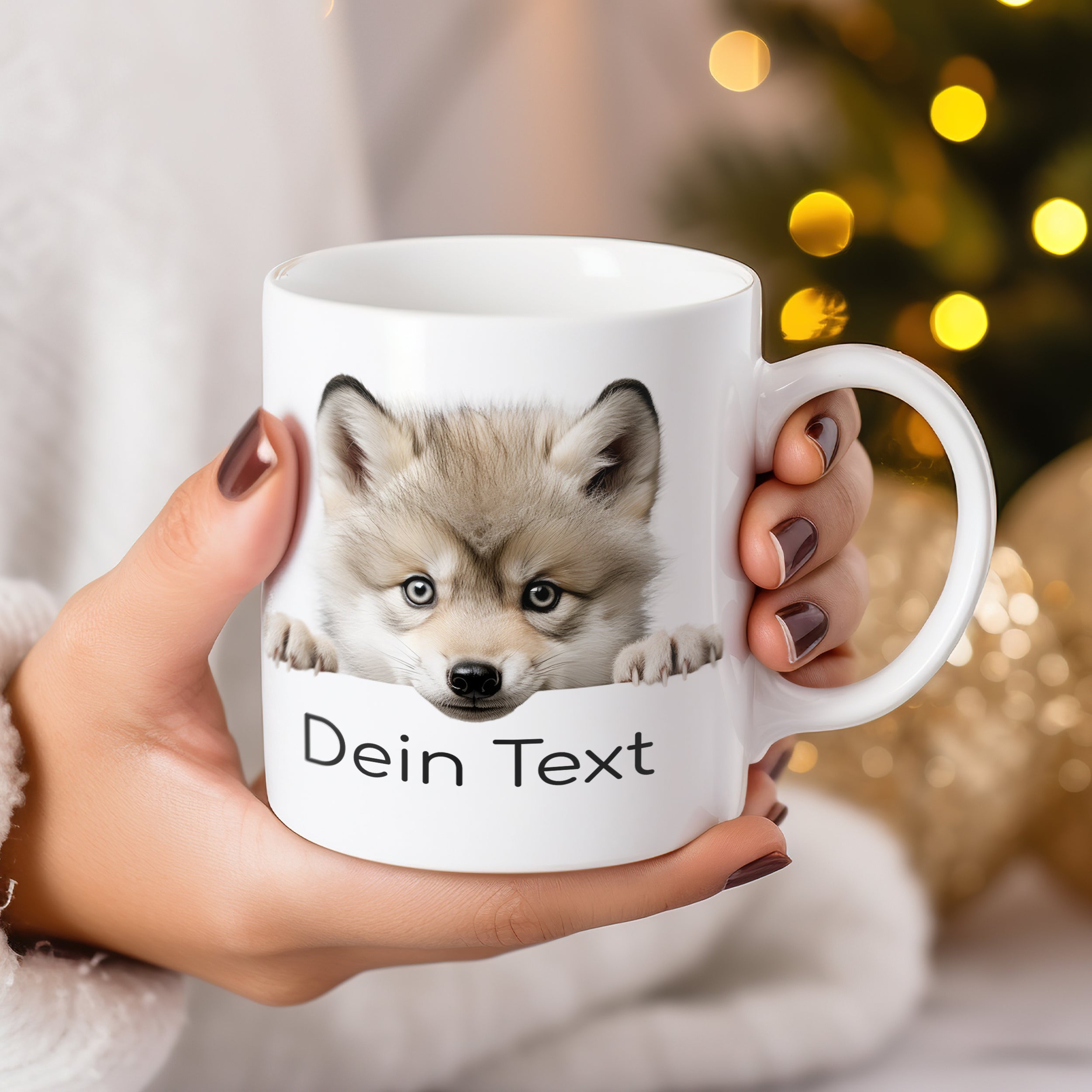 Weißer Becher mit Wolfsmotiv und personalisierbarem Text.