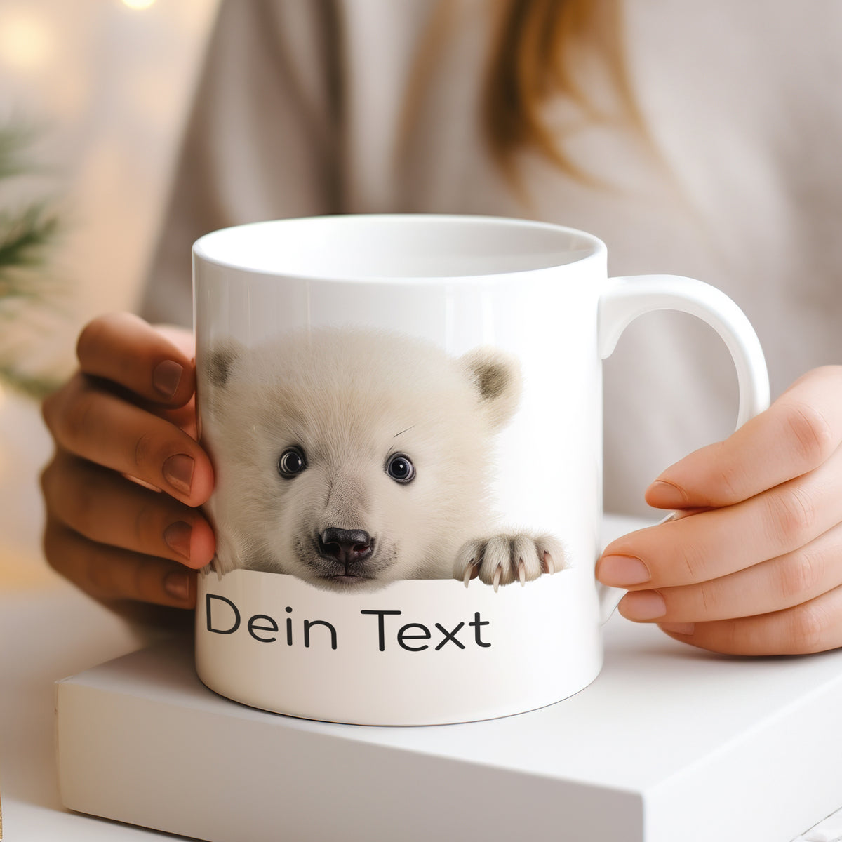 Weiße Tasse mit Eisbärenmotiv und personalisiertem Text.