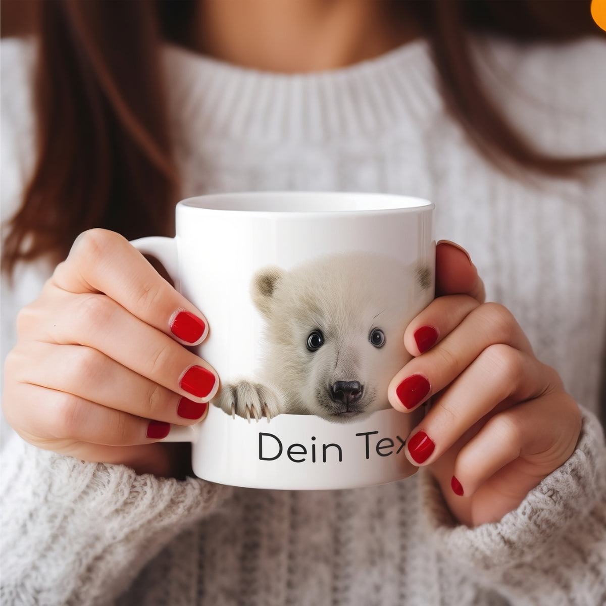 Weißer Becher mit Eisbärenmotiv und personalisiertem Text.