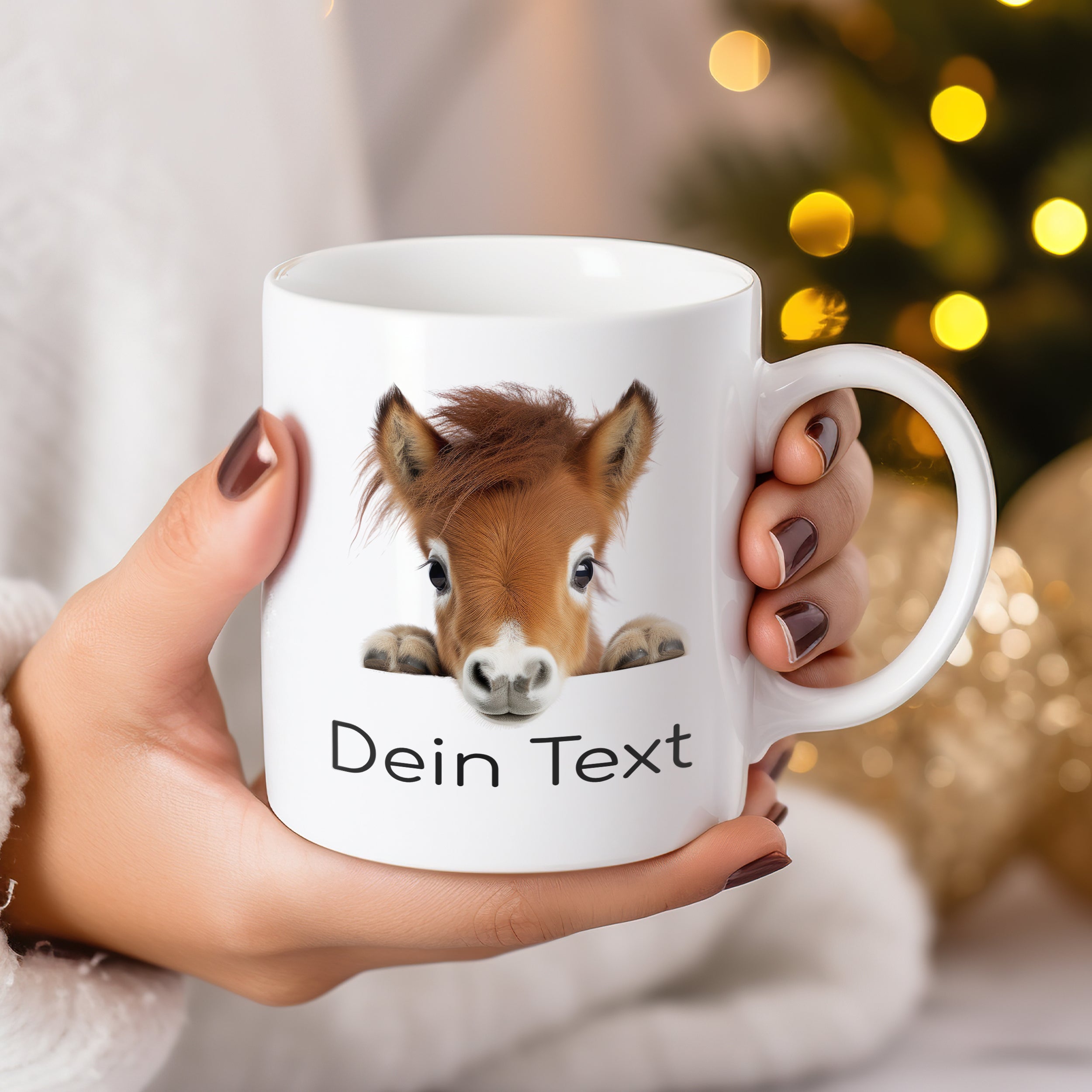 Weißer Becher mit Pferdegesicht und personalisiertem Text.