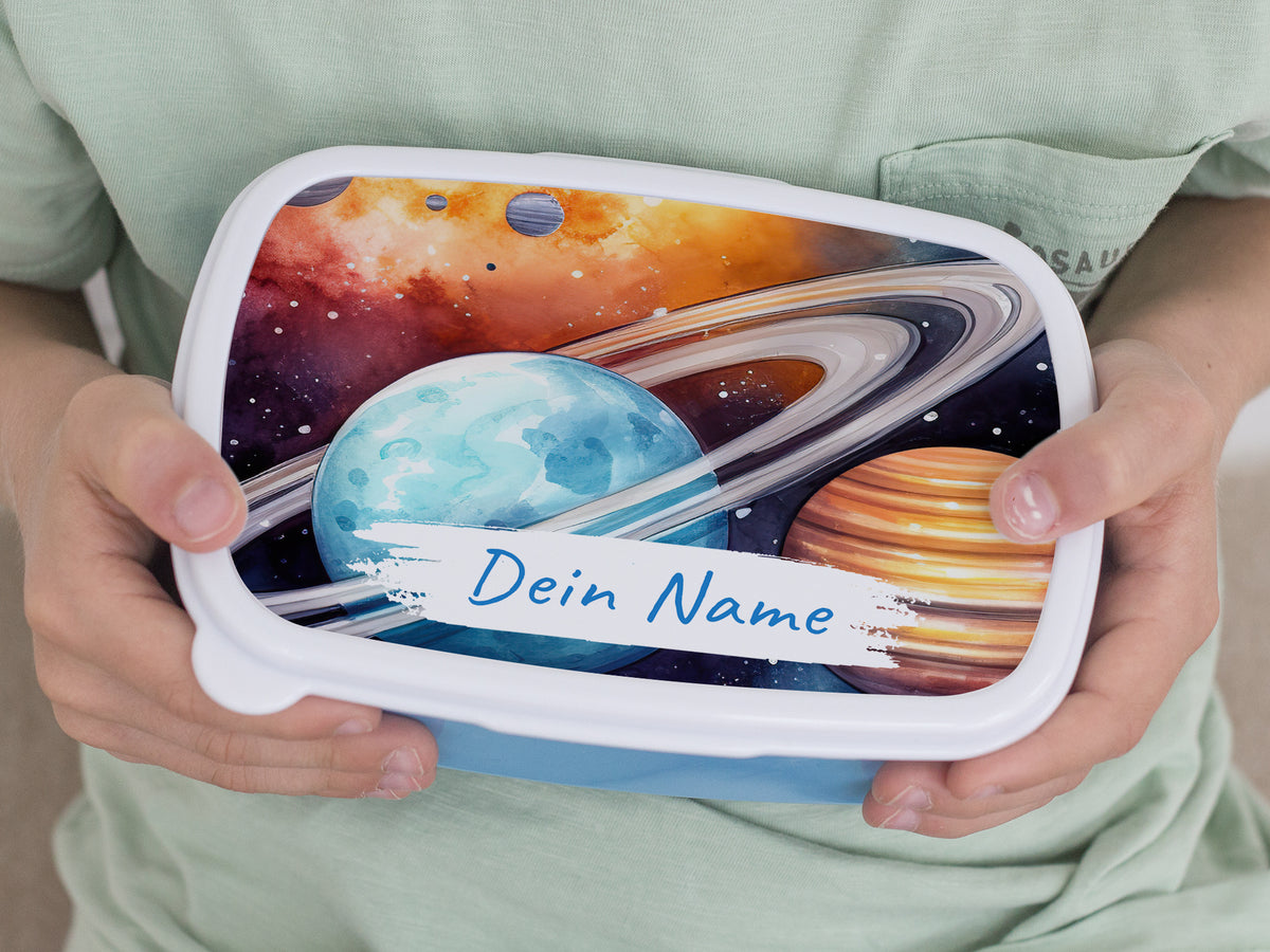 Bunte Brotdose mit Planetendesign und personalisiertem Namen.