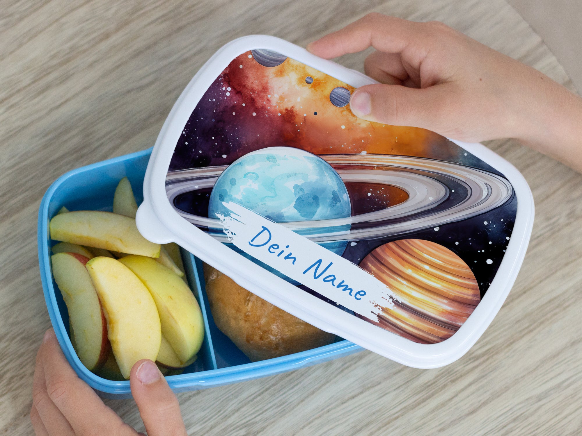 Blaue Brotdose mit Planeten-Motiv und personalisiertem Namen.