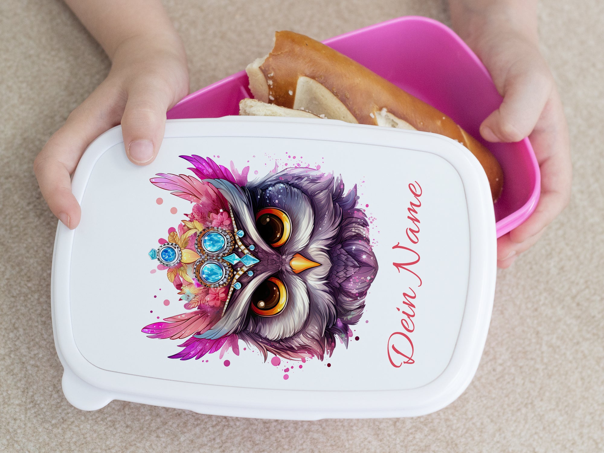 Bunte Brotdose mit Eule und personalisiertem Namen.