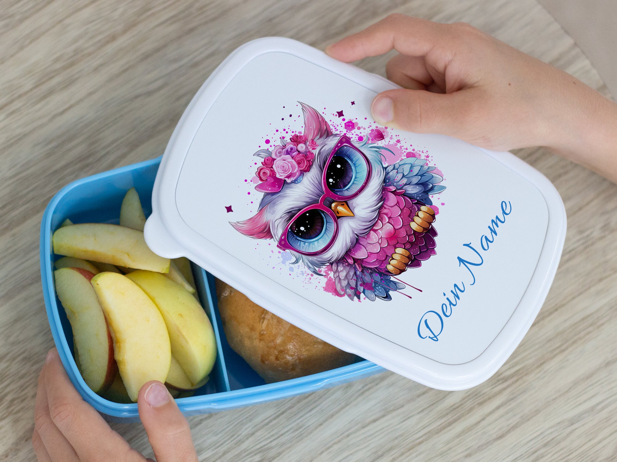 Bunte Brotdose mit Eule und personalisiertem Namen.