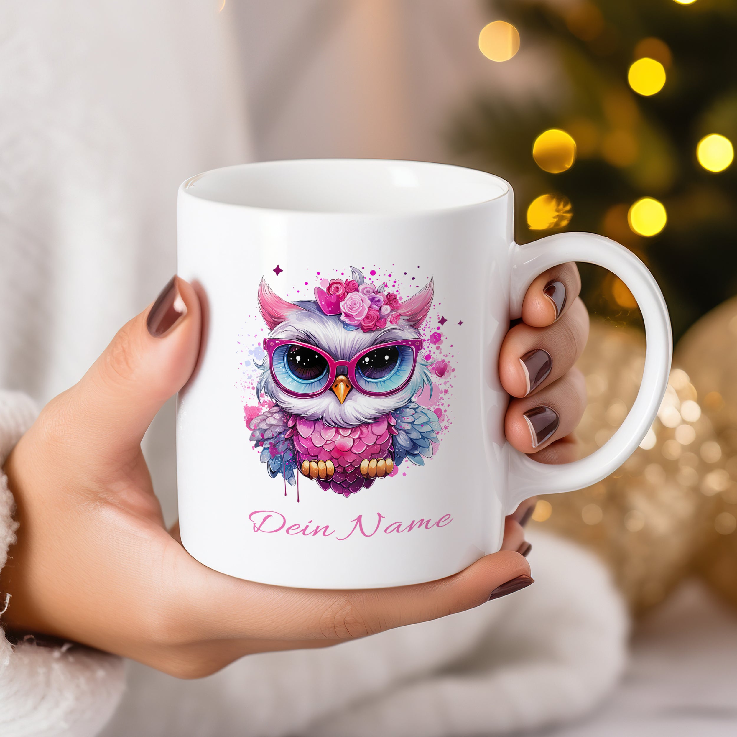 Bunte Tasse mit Eule und personalisiertem Namen.