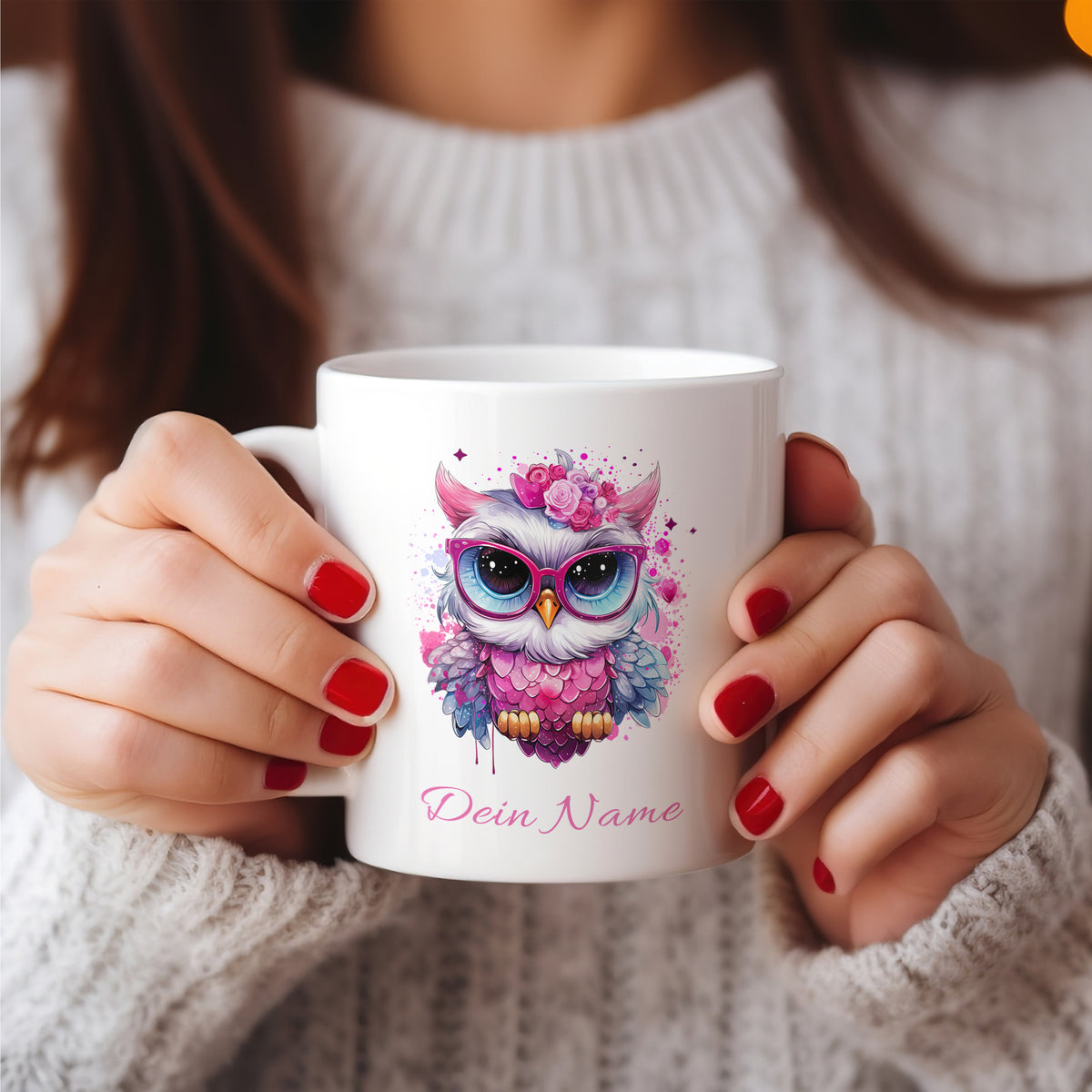 Weißer Kaffeebecher mit bunter Eule und personalisiertem Namen.