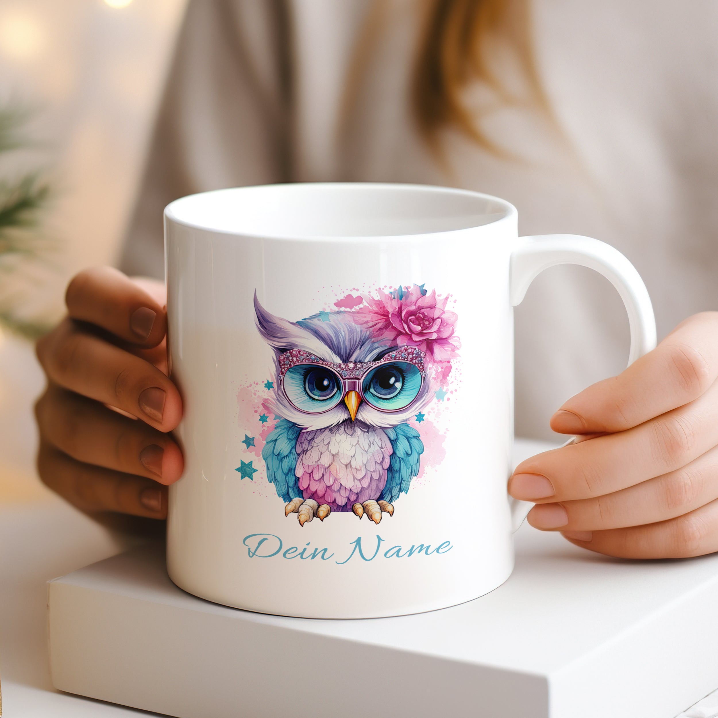 Tasse mit bunter Eule und personalisiertem Namen.
